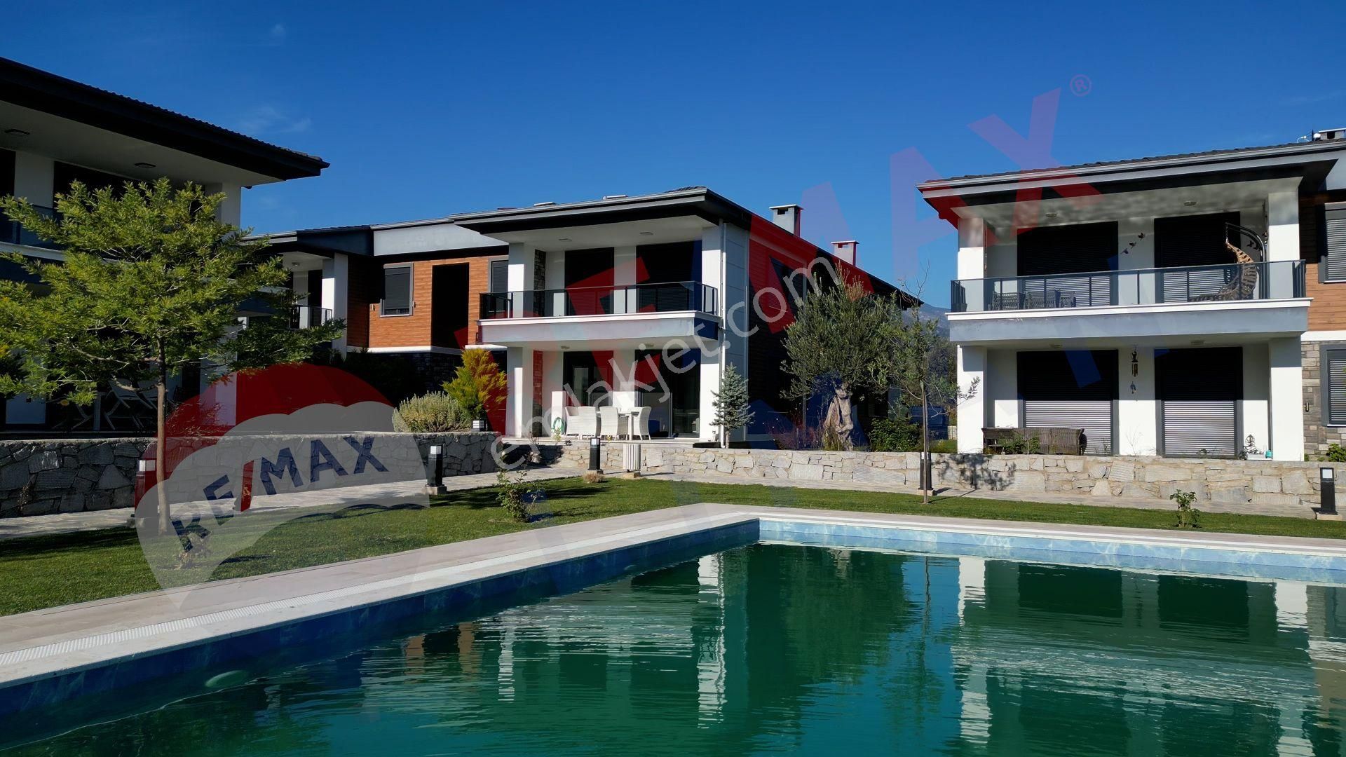 Güre'de Denize Yakın Havuzlu Sitede Satılık Bahçeli 2+1 Daire