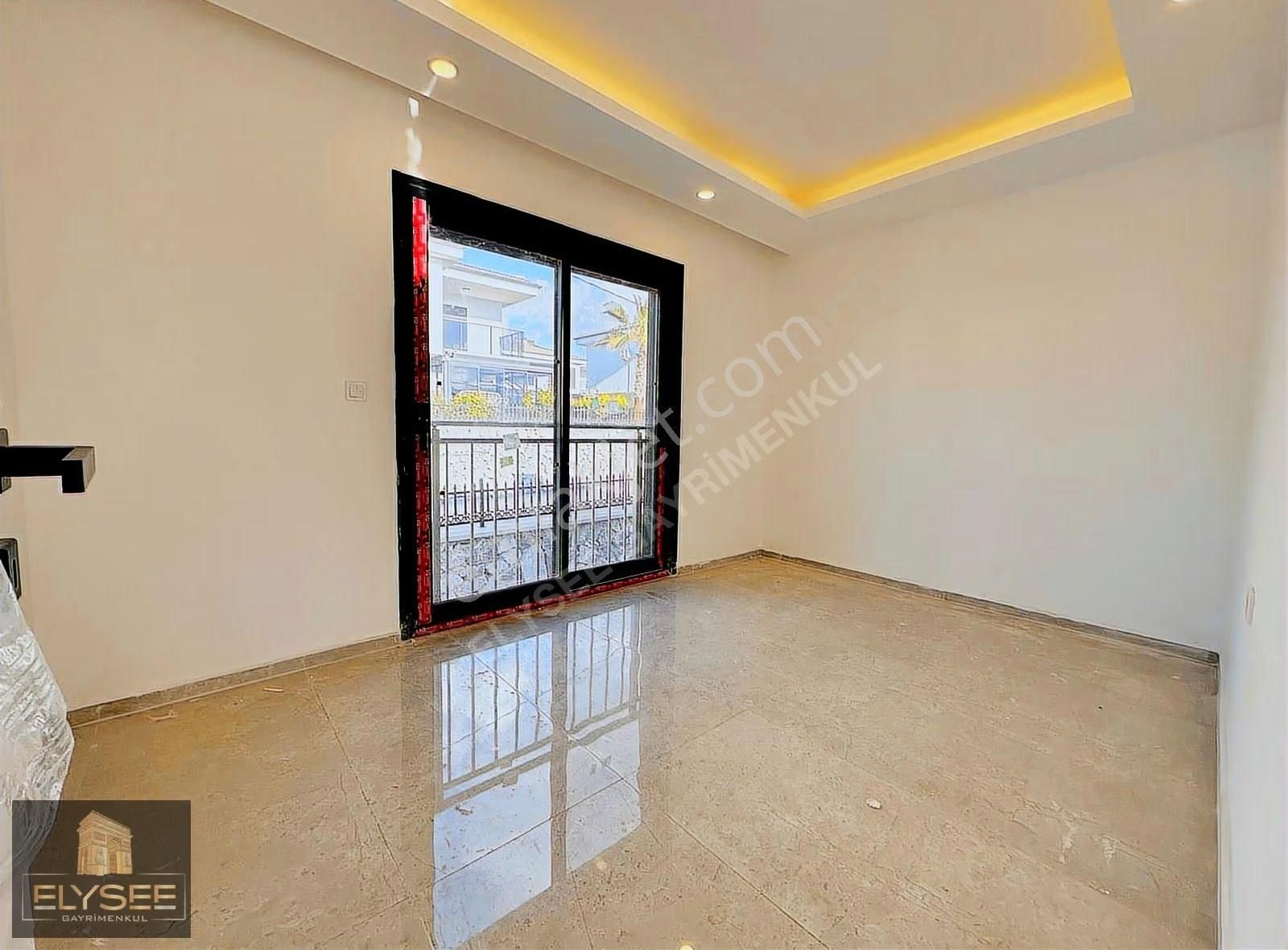 Kuşadası'nda Güvenlikli Havuzlu Sitede Satılık 3+1 Bahçeli Villa - Görsel 2