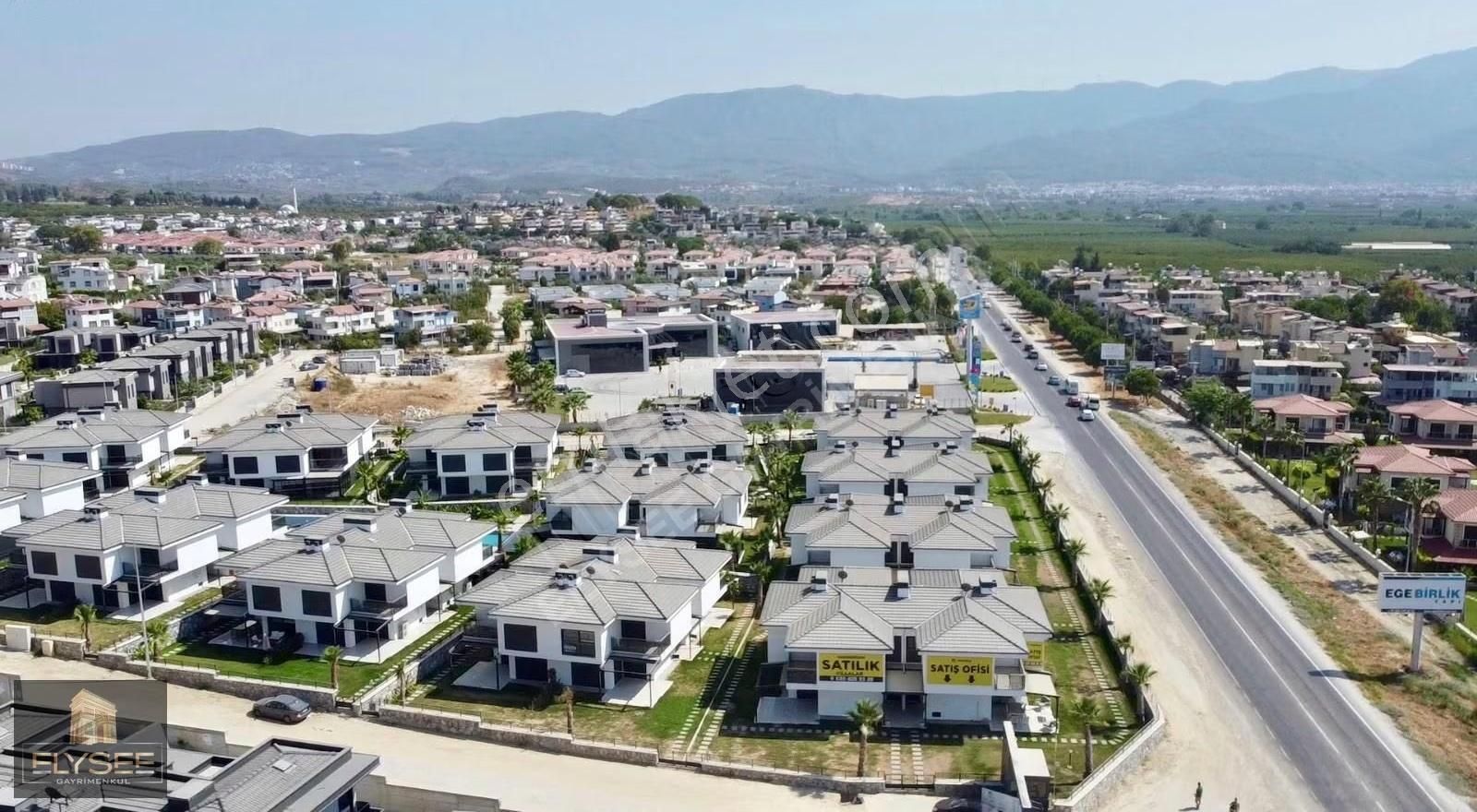Kuşadası'nda Güvenlikli Havuzlu Sitede Satılık 3+1 Bahçeli Villa - Görsel 3