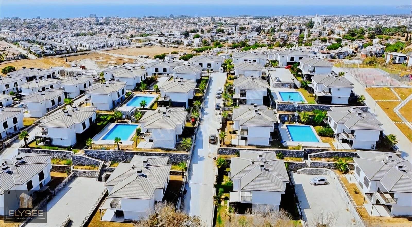 Kuşadası'nda Güvenlikli Havuzlu Sitede Satılık 3+1 Bahçeli Villa - Görsel 10