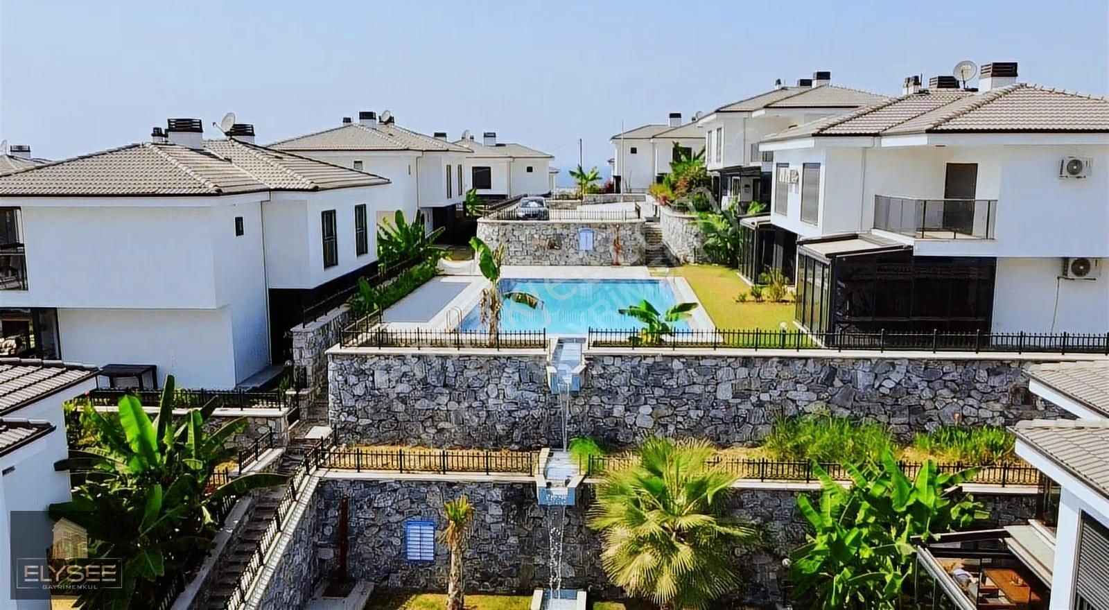 Kuşadası'nda Güvenlikli Havuzlu Sitede Satılık 3+1 Bahçeli Villa - Görsel 9