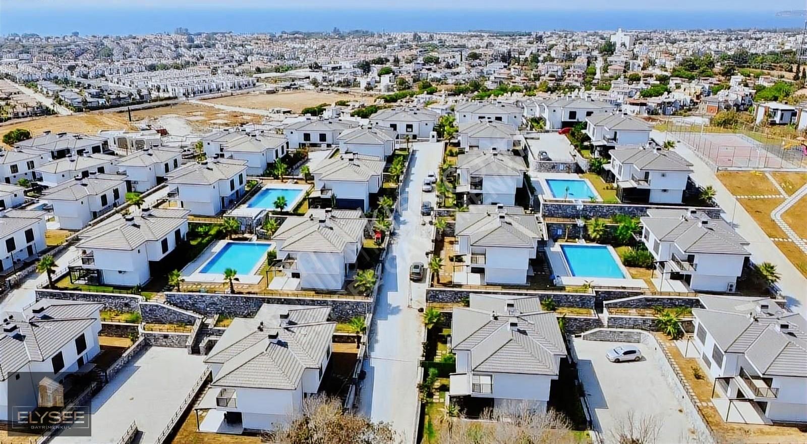 Kuşadası'nda Güvenlikli Havuzlu Sitede Satılık 3+1 Bahçeli Villa - Görsel 8