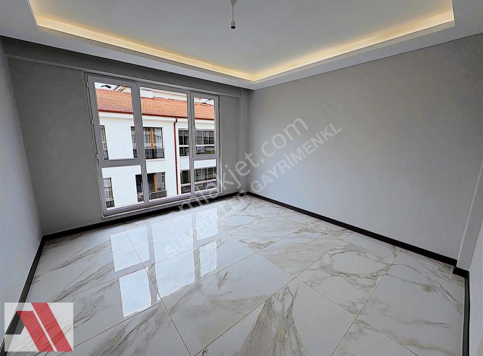 Sümbüller'den Eğitimciler Caddesi Dibinde Arakat Geniş 2+0 Daire