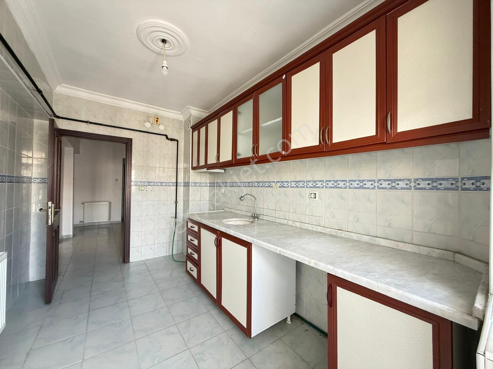 İncirli Barışyolu Caddesi'nde Ara Katta Geniş Çift Balkon 3+1 Daire - Görsel 5