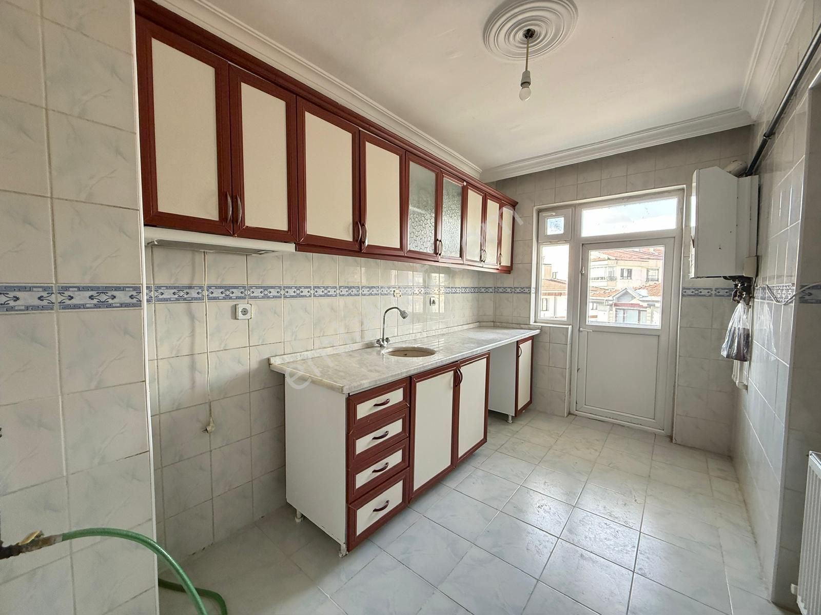 İncirli Barışyolu Caddesi'nde Ara Katta Geniş Çift Balkon 3+1 Daire - Görsel 9