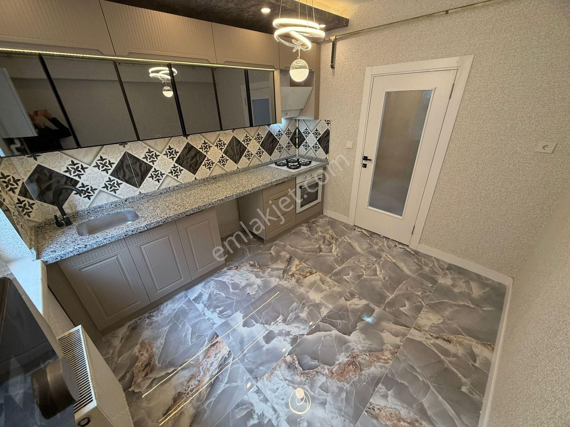 Kariyer'den Tepebaşı'nda Belediye Yakını Ara Katta Lüx 3+1 Daire - Görsel 3