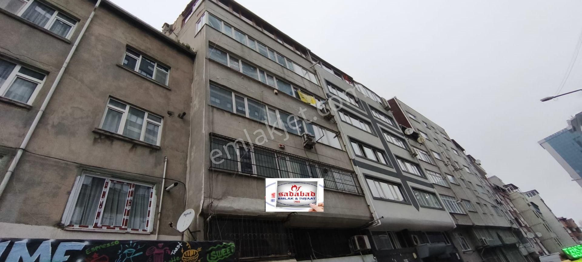 Şişli İzzetpaşa Mah Ana Caddeye Paralel İşhanı Katı Satıık İşyeri