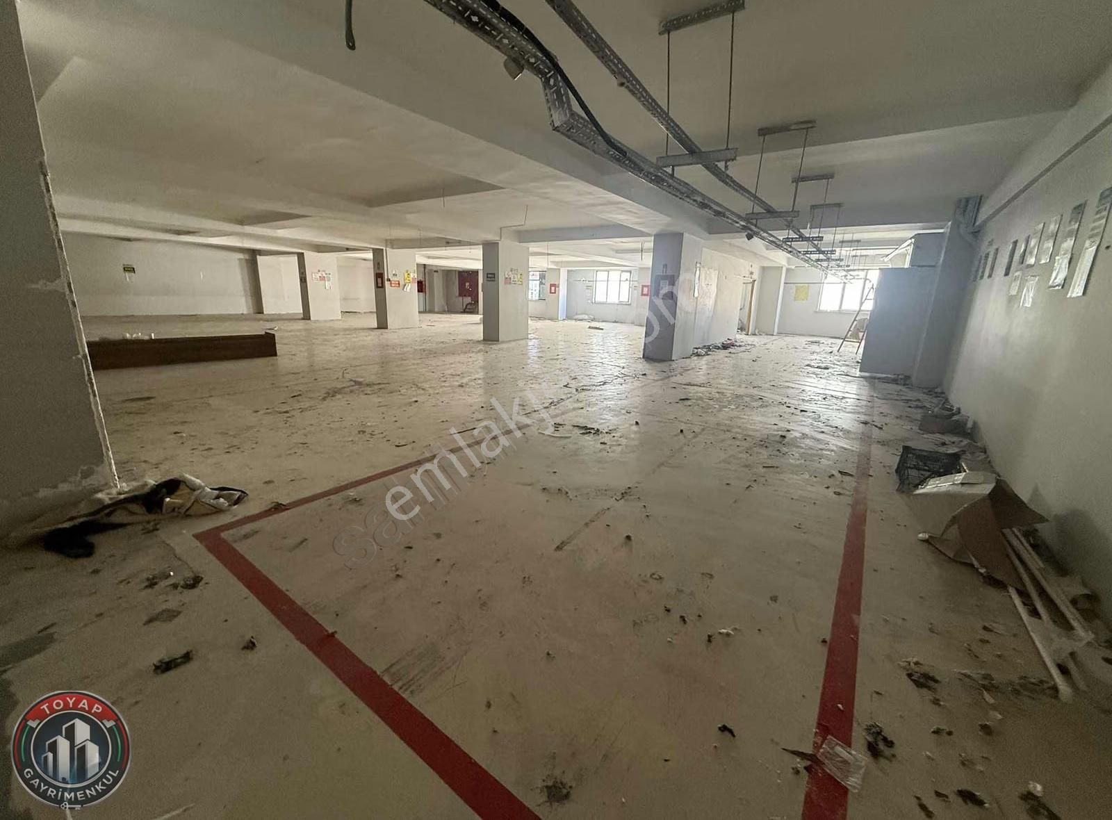 Toyap İnş Uğurmumcu 1250 M2 Yük Asansörlü Kiralık İş Yeri Dükkan