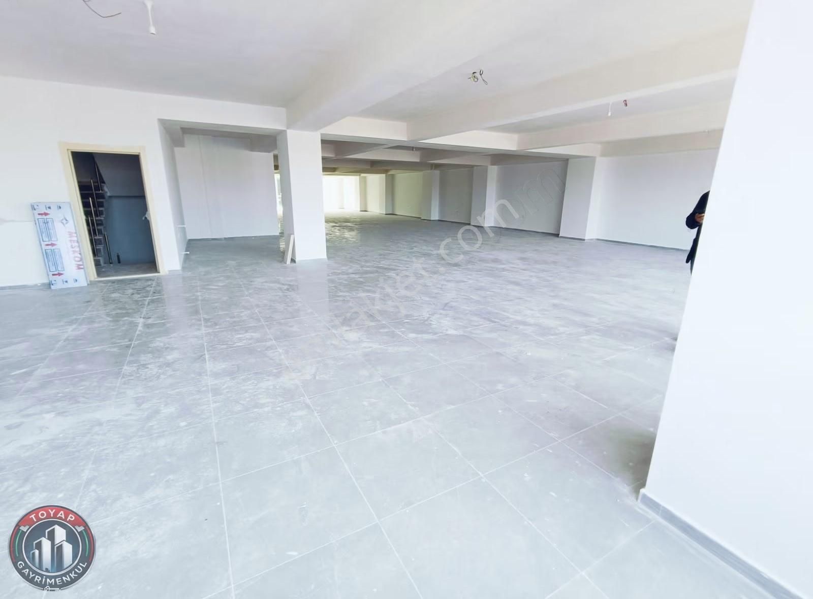 Sultangazi Bölgesinde Tramvay Caddesinde 550m² Kiralık Dükkan - Görsel 9