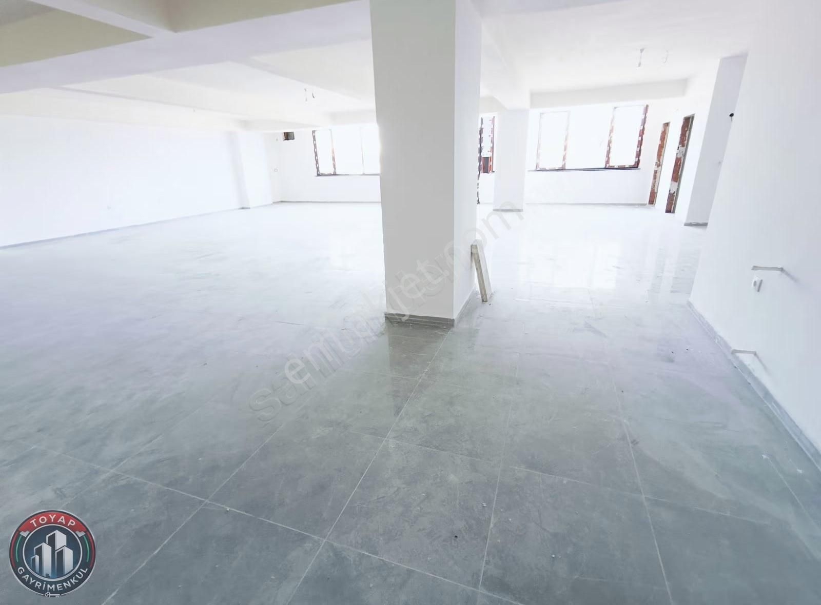 Sultangazi Bölgesinde Tramvay Caddesinde 550m² Kiralık Dükkan - Görsel 2
