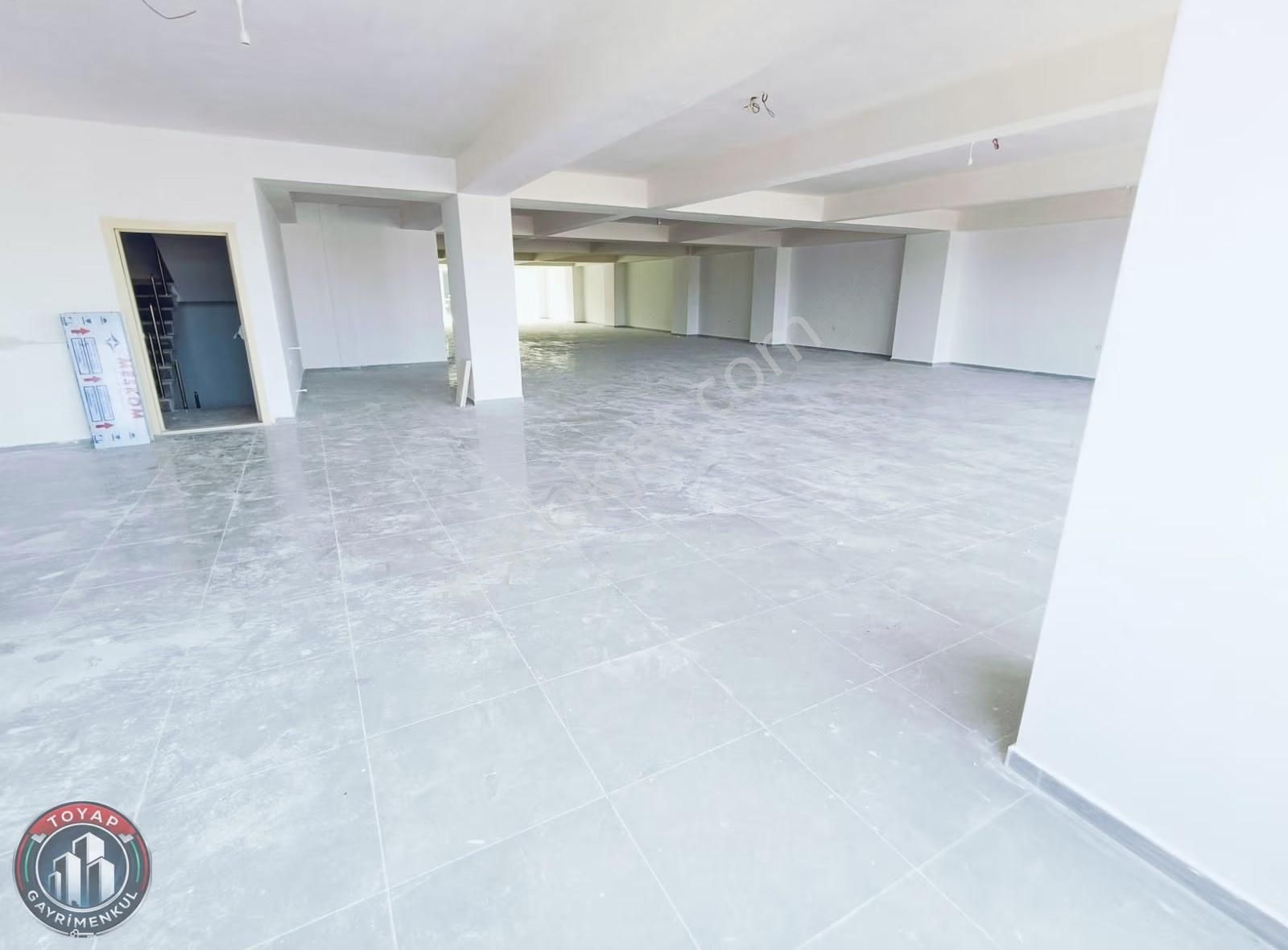 Sultangazi Bölgesinde Tramvay Caddesinde 550m² Kiralık Dükkan - Görsel 5