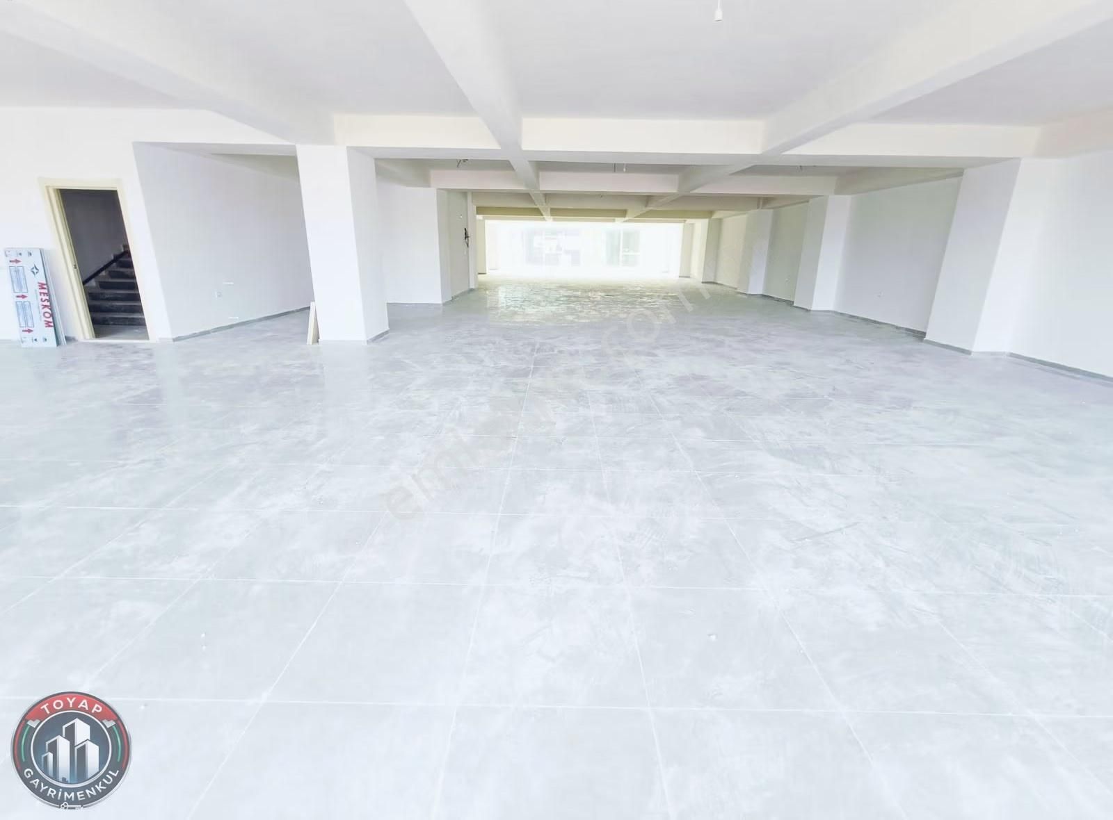 Sultangazi Bölgesinde Tramvay Caddesinde 550m² Kiralık Dükkan - Görsel 4