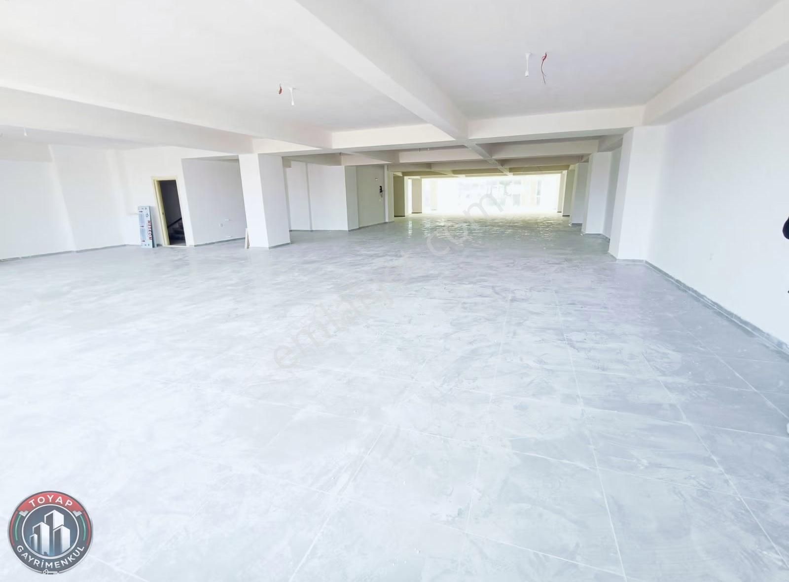 Sultangazi Bölgesinde Tramvay Caddesinde 550m² Kiralık Dükkan