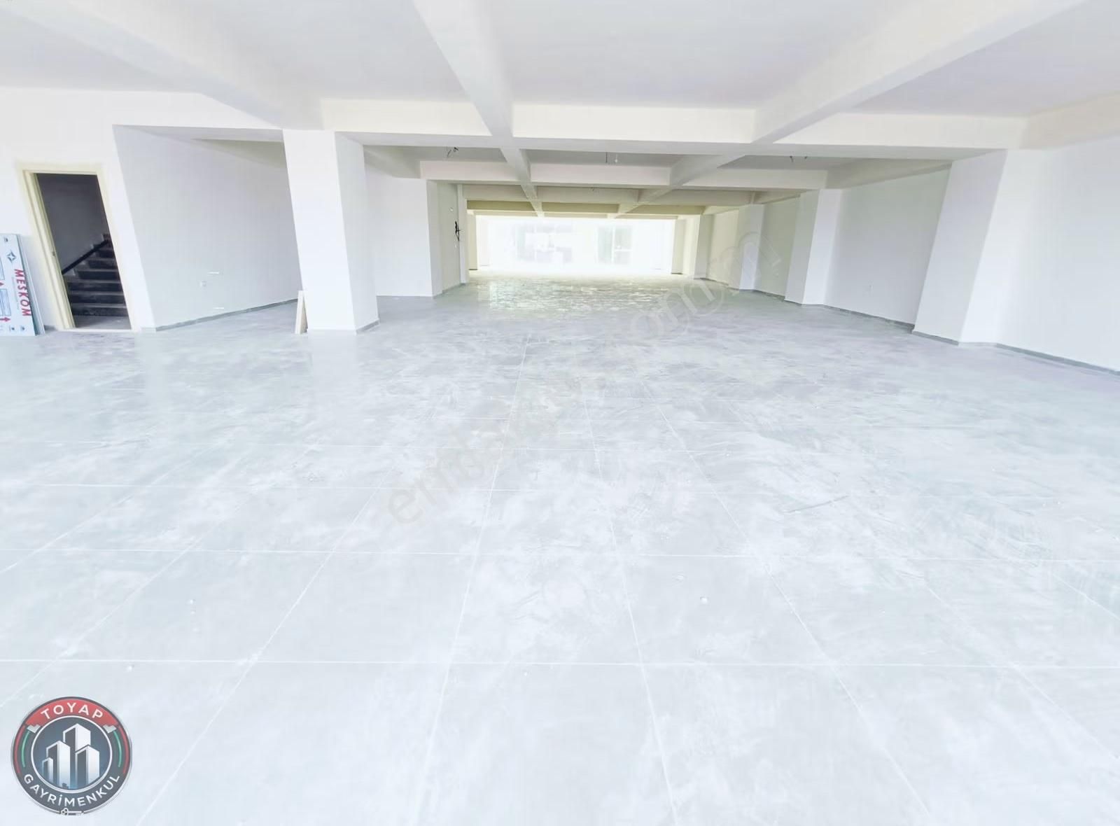 Sultangazi Bölgesinde Tramvay Caddesinde 550m² Kiralık Dükkan - Görsel 6