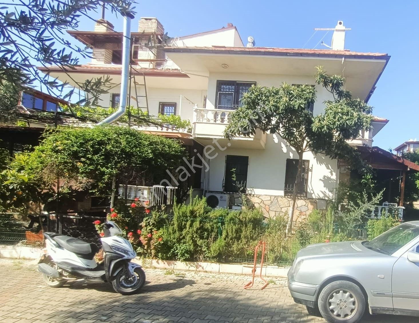 Balıkesir Edremit Güre Sahilde Buse Emlak'tan 3+1 Tripleks Villa