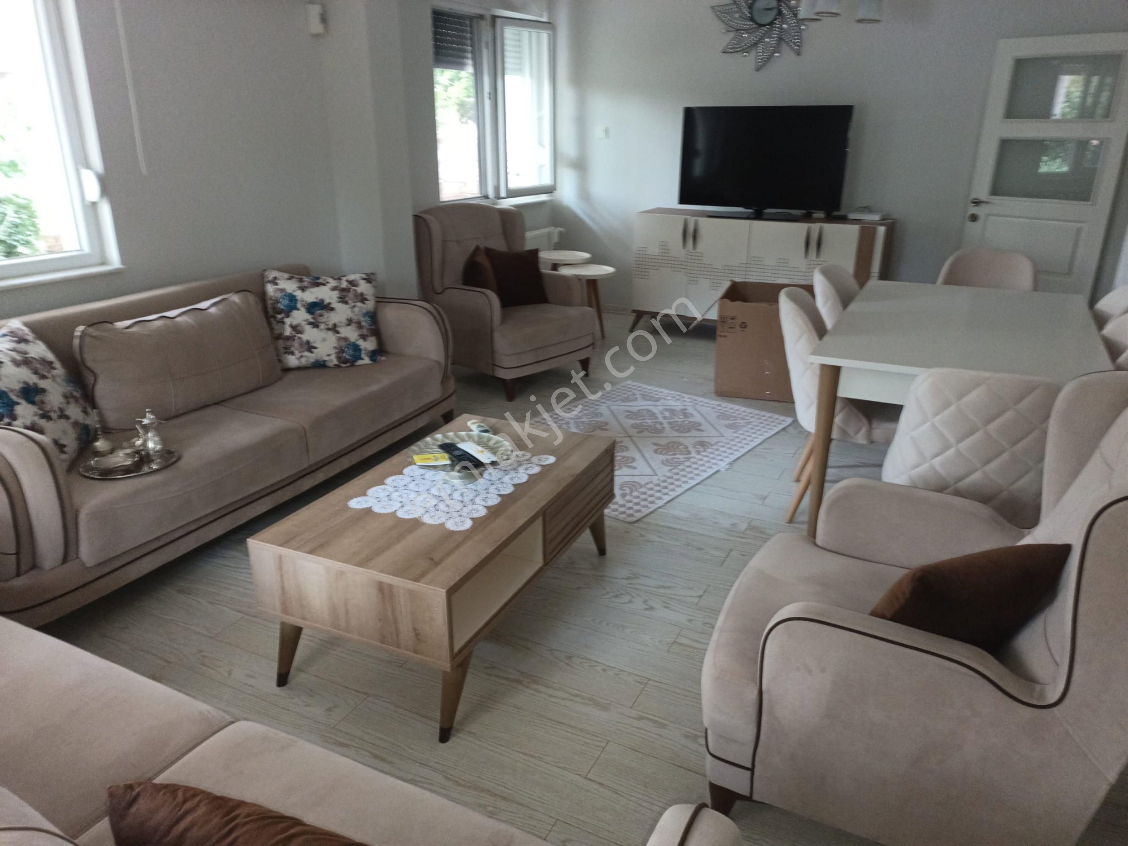 Konyaaltı Liman Mah.denize 1 Dakika Ayrı Mutfaklı Bahçeli Daire