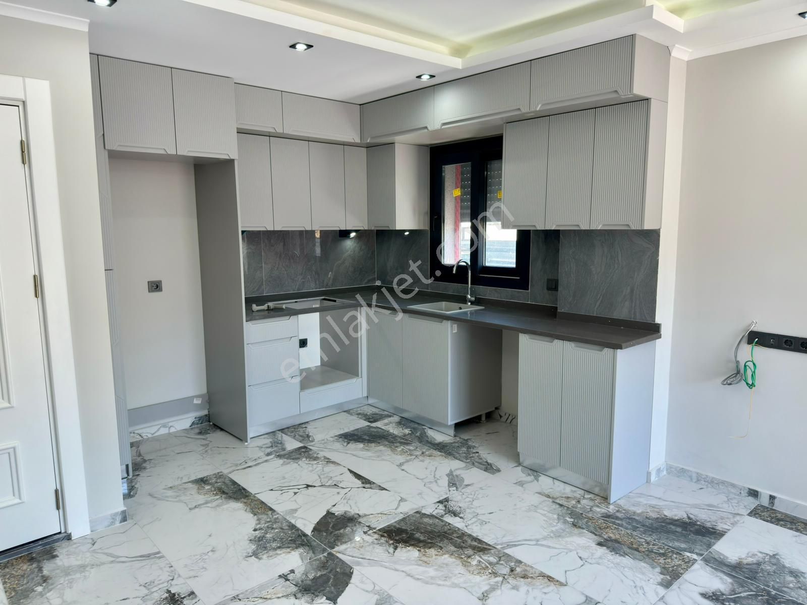 Didim Hisar Mah. 3+1 Açık Mutfaklı Sıfır Ve Lüx Teraslı Ön Cepheli İkiz Trıplex Villamız Satışdadır - Görsel 15