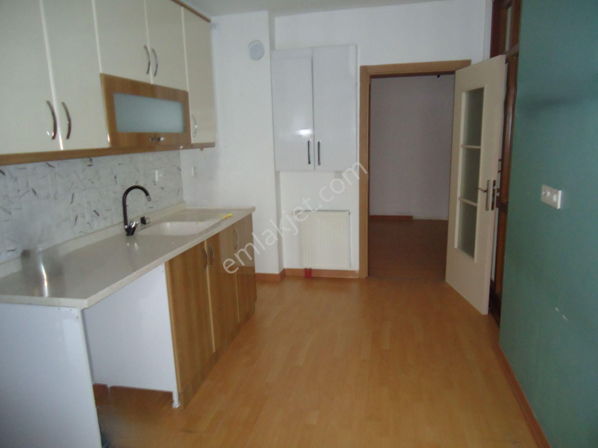 Krc'den Uzun Bloklarda Kiralık 4+1 Kiralık Daire - Görsel 6