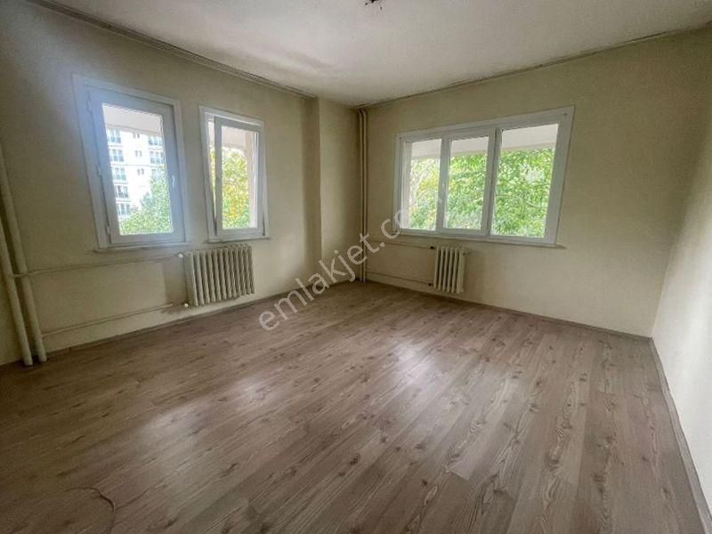 Mertcan Dan Yakakent Sitesinde Kapalı Balkonlu 3+1 Yüksek Giriş