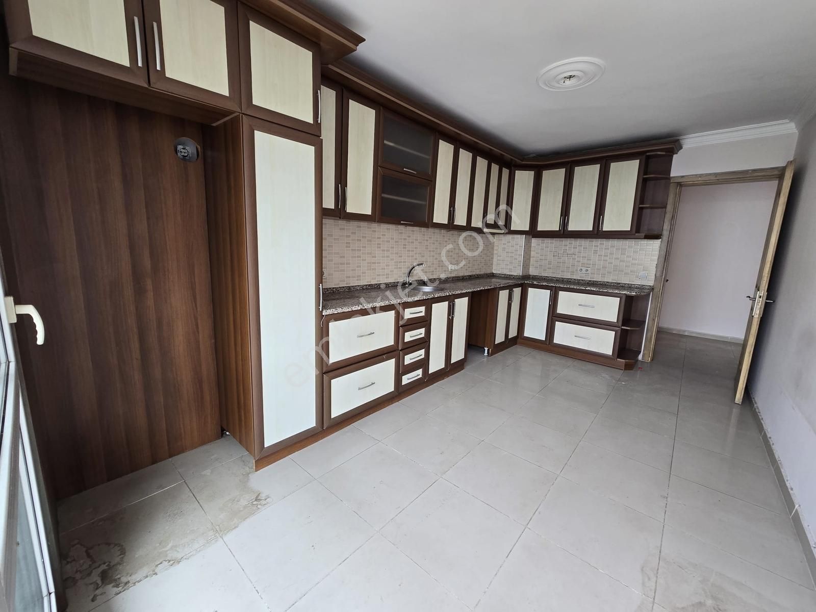 Balçova Eğitim Mahallesinde Otoban Yakını 3+1 Kiralık Daire