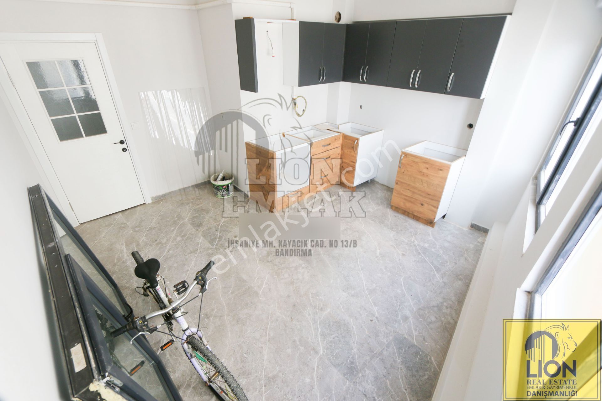 ⬛🟨lıon Emlak'tan Paşamescit Mahallesinde 5+1 Balkonlu Satılık Daire 🟨⬛