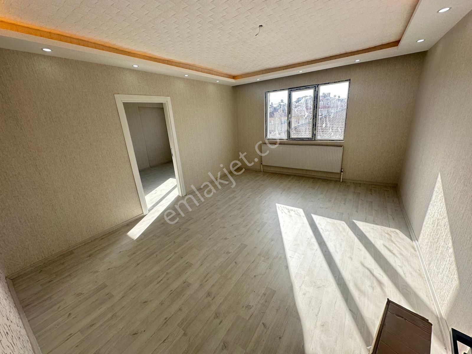 Plevne Mah"de 3+1 110m2 Katta Cadde Cepheli Full Yapılı Daire !! - Görsel 2