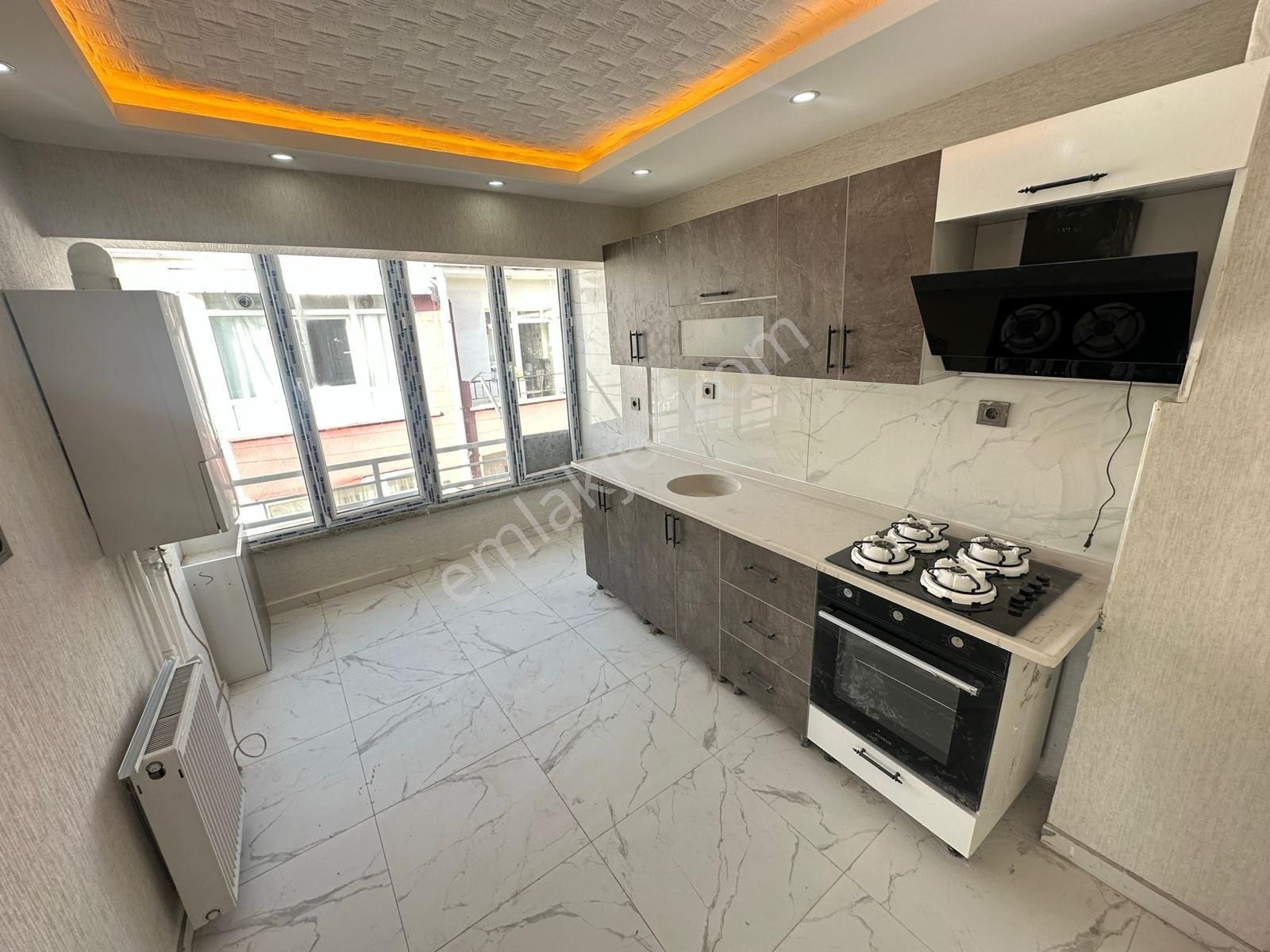 Plevne Mah"de 3+1 110m2 Katta Cadde Cepheli Full Yapılı Daire !! - Görsel 4