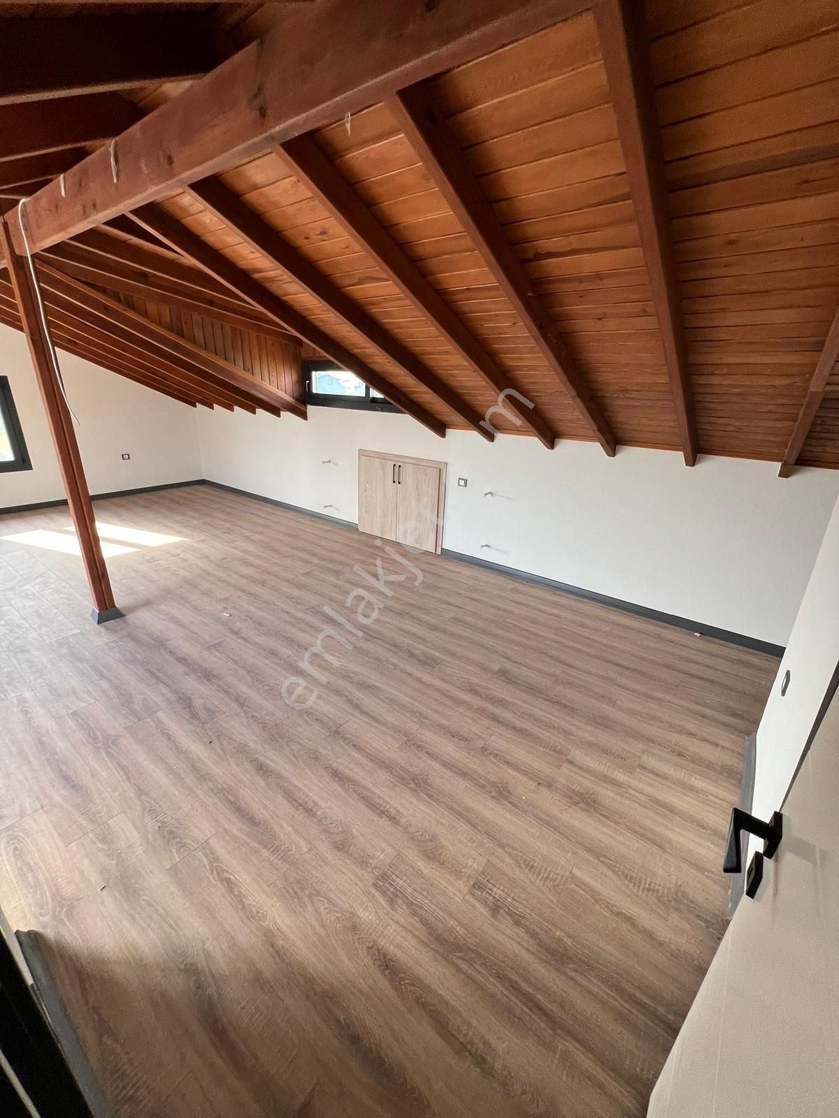 Dikili Cumhuriyet Mah. Çetin Emeç Cad Civarı Satılık 5+1 Villa - Görsel 6