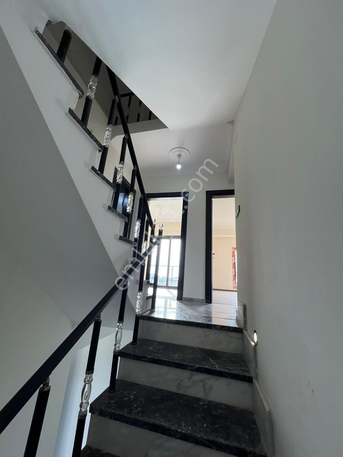 Dikili Cumhuriyet Mah. Çetin Emeç Cad Civarı Satılık 5+1 Villa - Görsel 21