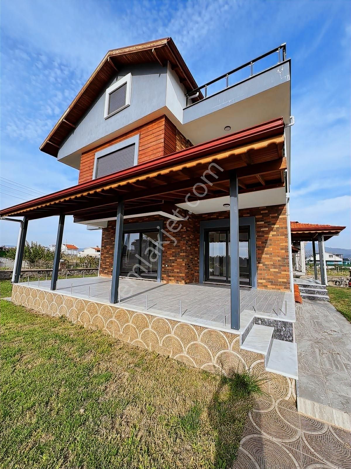 Dikili Cumhuriyet Mah. Çetin Emeç Cad Civarı Satılık 5+1 Villa - Görsel 2