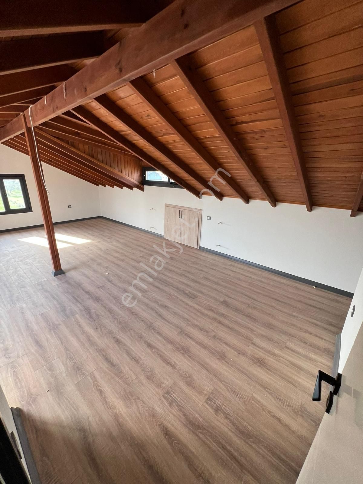 Dikili Cumhuriyet Mah. Çetin Emeç Cad Civarı Satılık 5+1 Villa - Görsel 7