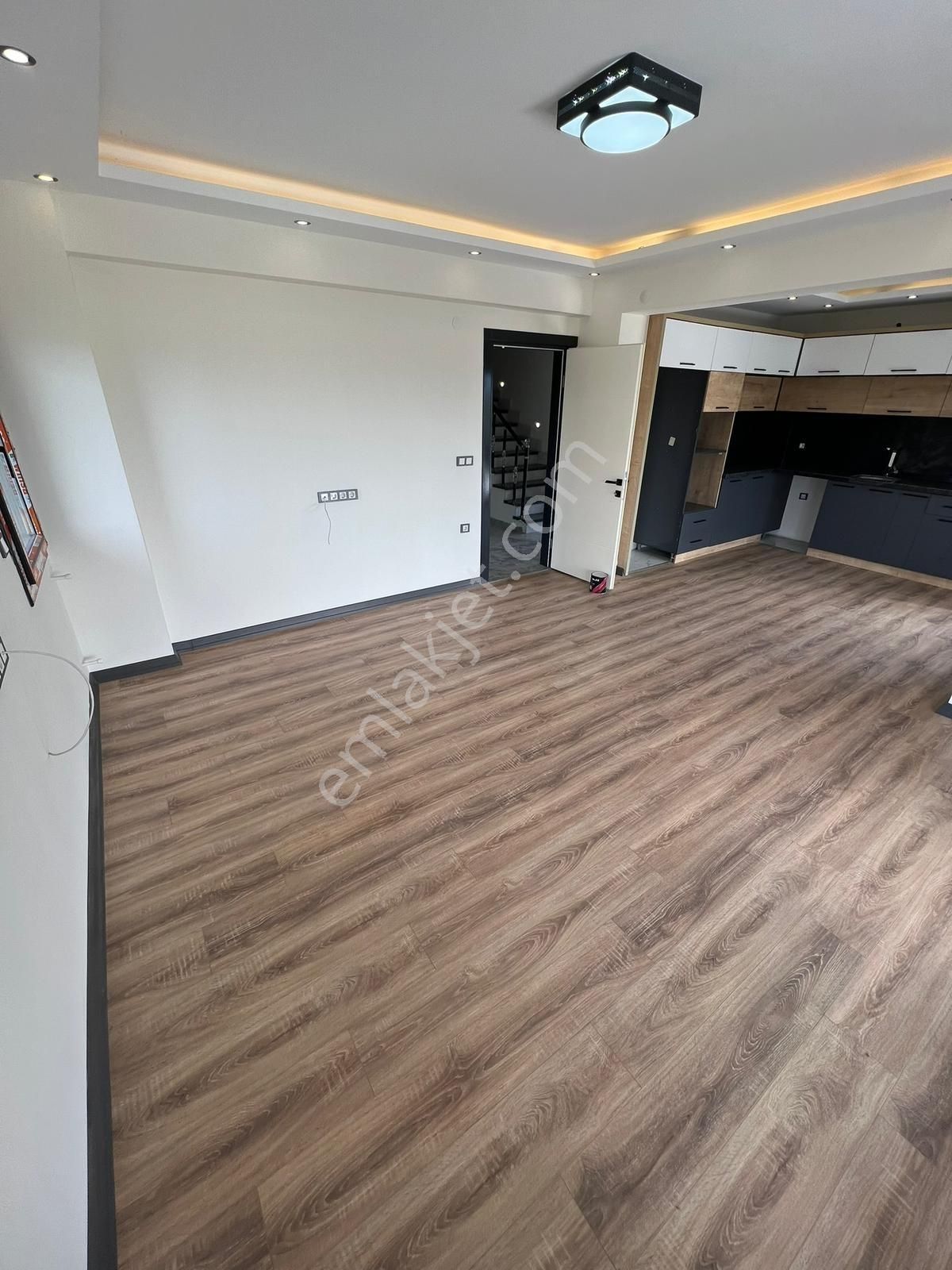 Dikili Cumhuriyet Mah. Çetin Emeç Cad Civarı Satılık 5+1 Villa - Görsel 14