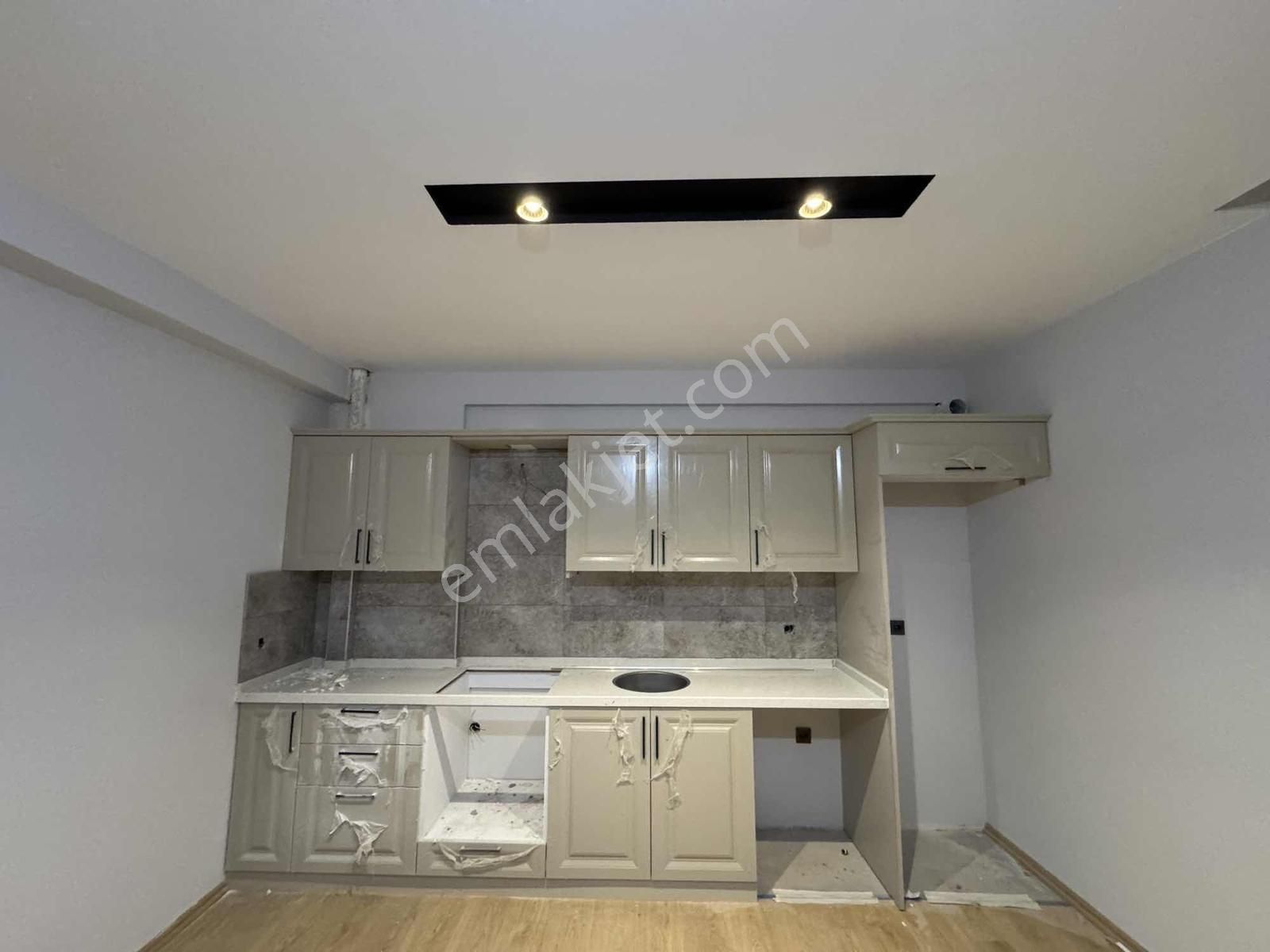 Kuşadası'nda Kapalı Otoparklı Havuzlu Ebeveyn Banyolu 2+1 Daire