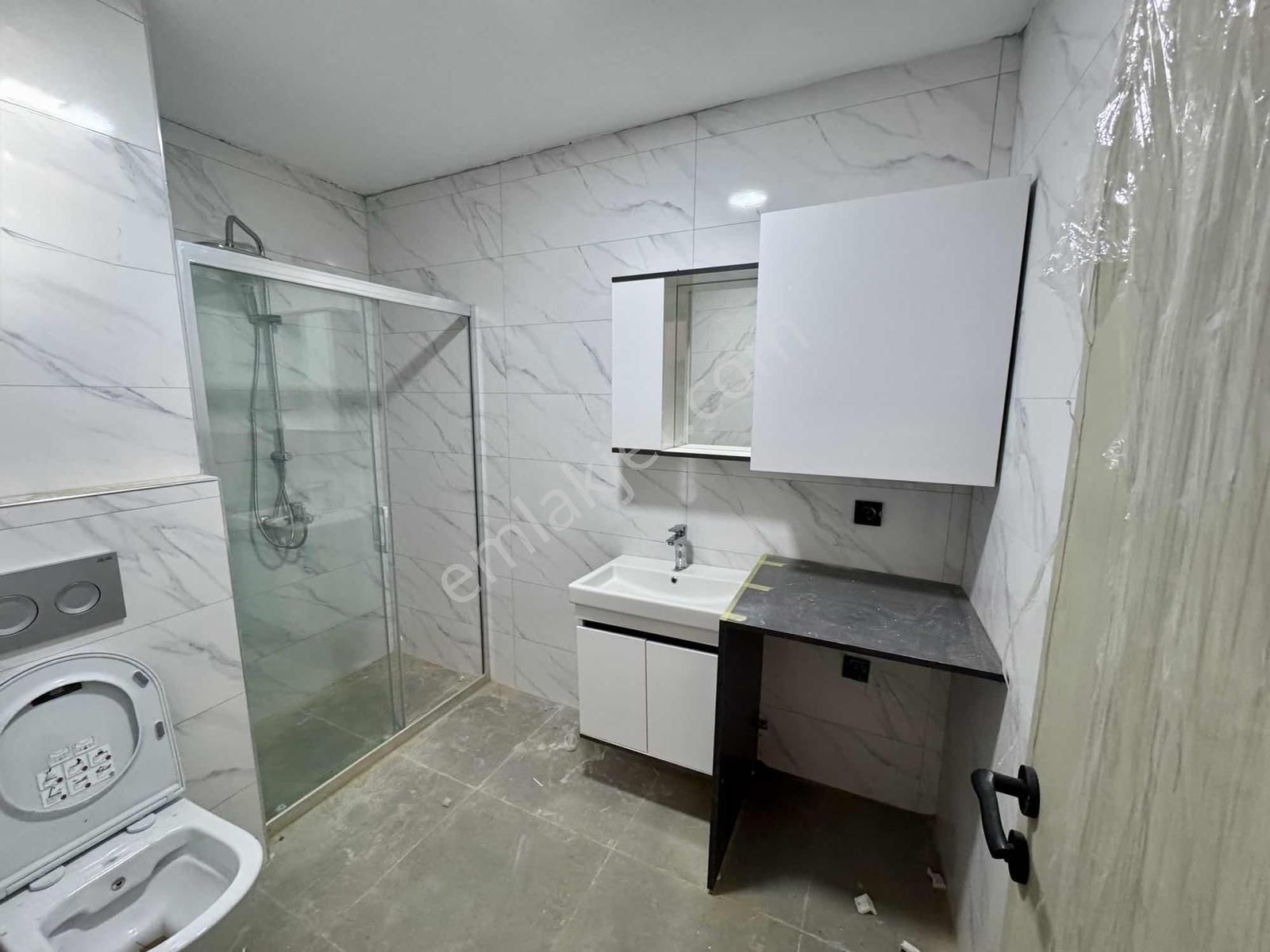 Kuşadası'nda Kapalı Otoparklı Havuzlu Ebeveyn Banyolu 2+1 Daire - Görsel 24