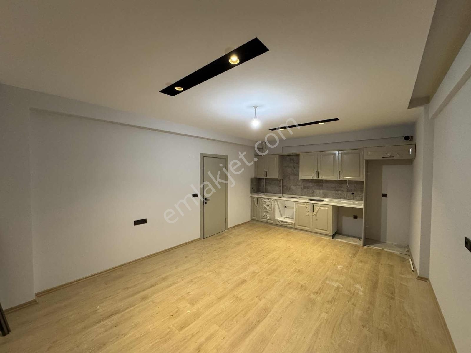 Kuşadası'nda Kapalı Otoparklı Havuzlu Ebeveyn Banyolu 2+1 Daire - Görsel 6