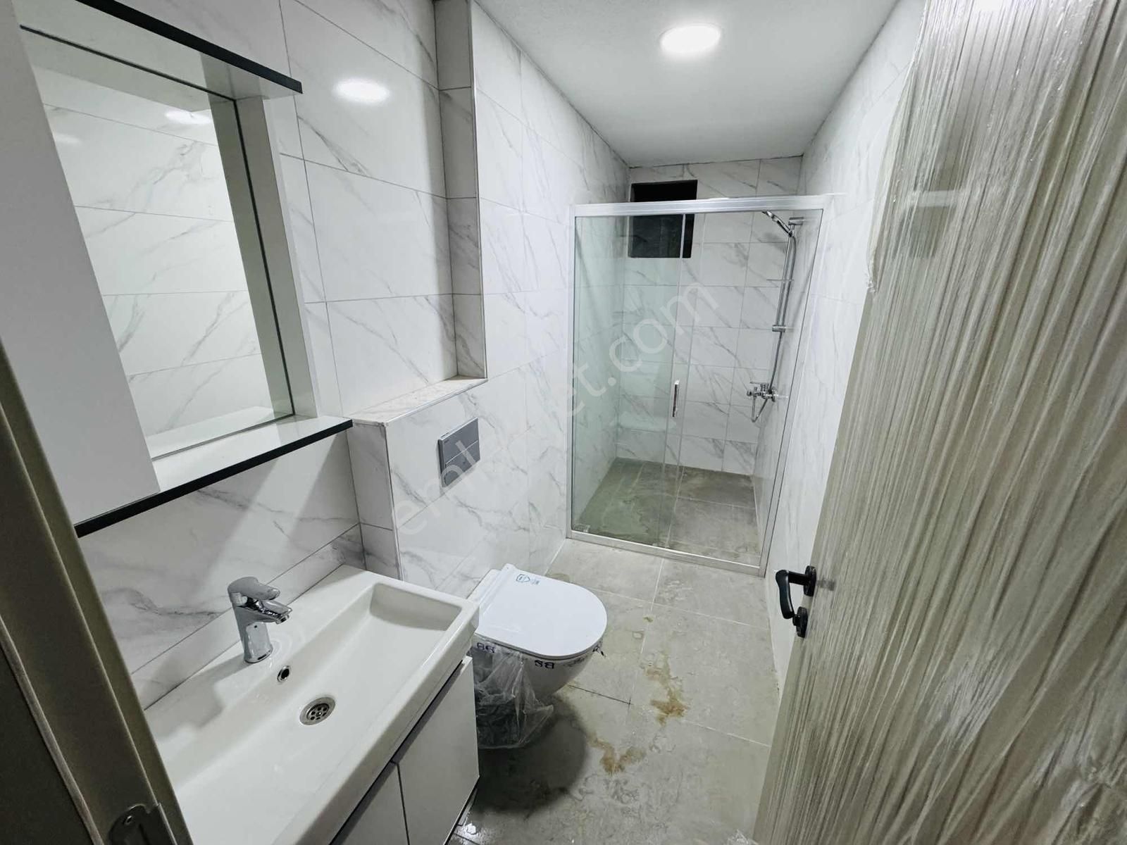 Kuşadası'nda Kapalı Otoparklı Havuzlu Ebeveyn Banyolu 2+1 Daire - Görsel 26