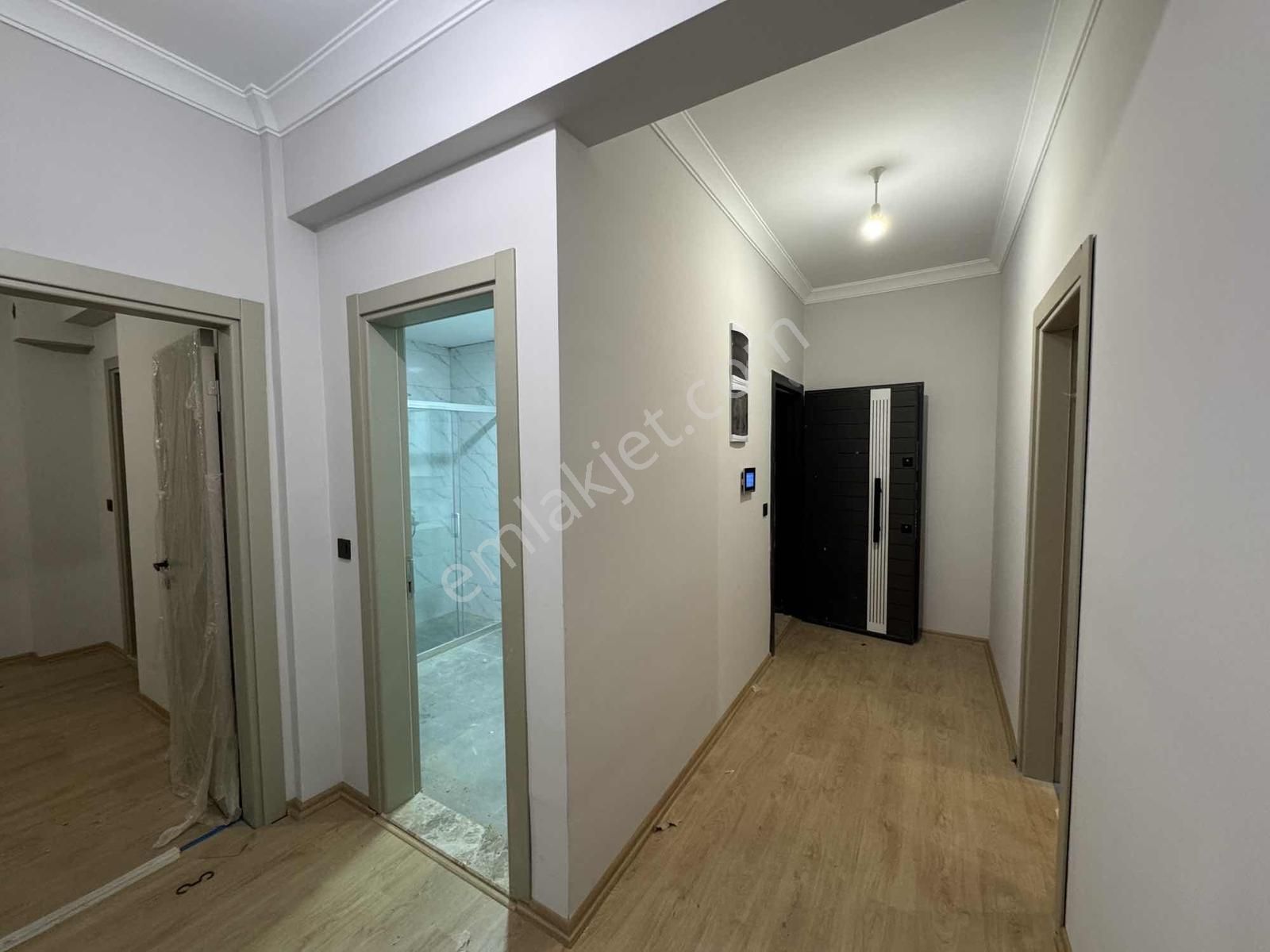 Kuşadası'nda Kapalı Otoparklı Havuzlu Ebeveyn Banyolu 2+1 Daire - Görsel 18