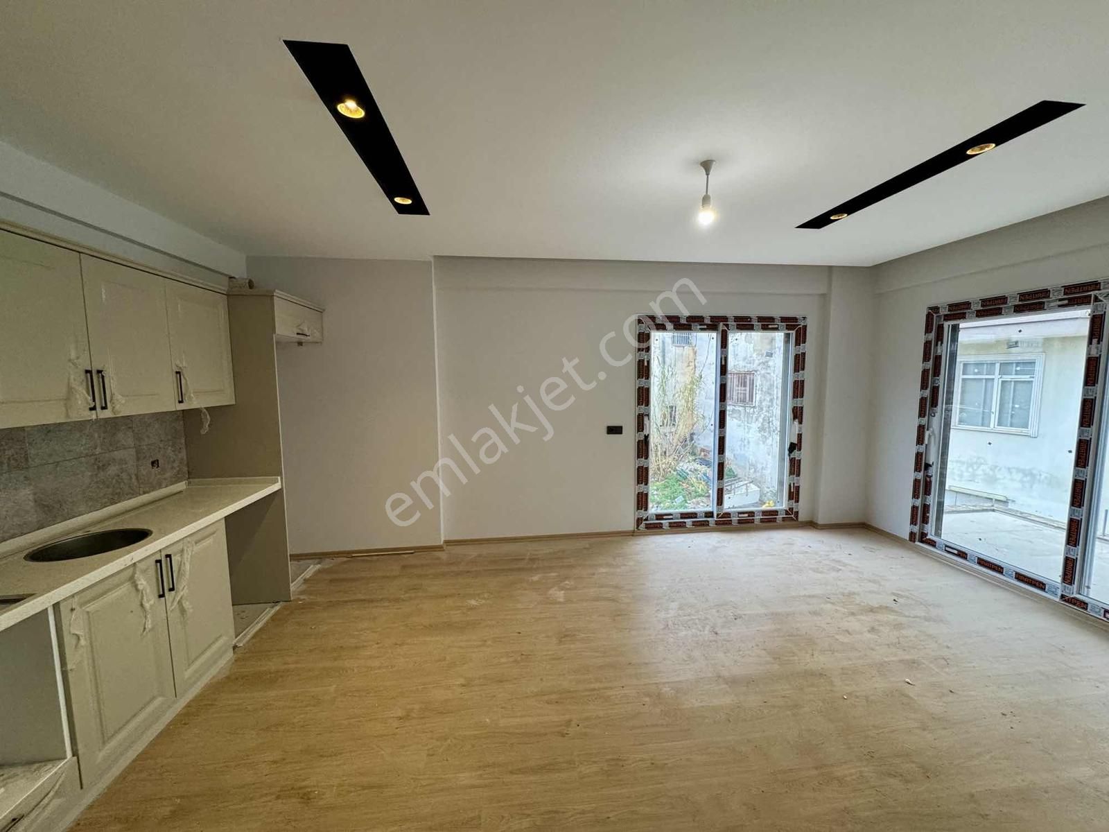 Kuşadası'nda Kapalı Otoparklı Havuzlu Ebeveyn Banyolu 2+1 Daire - Görsel 23