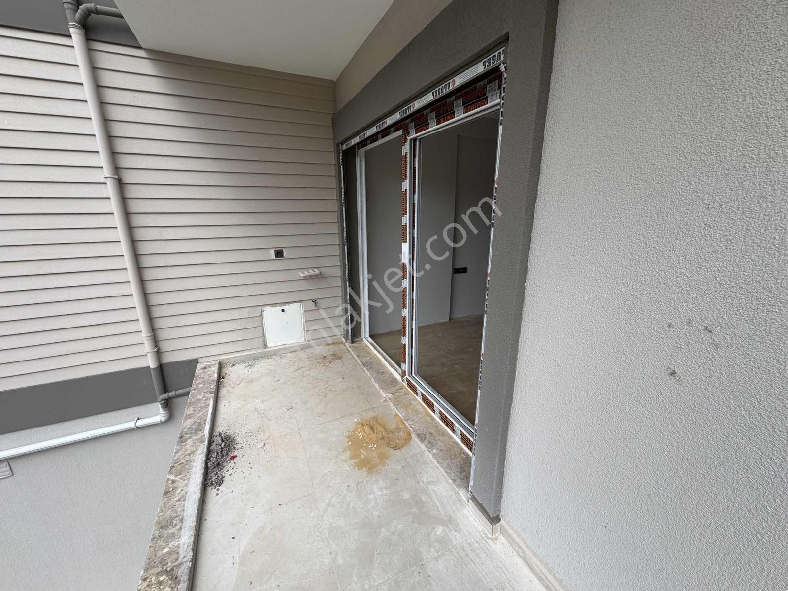 Kuşadası'nda Kapalı Otoparklı Havuzlu Ebeveyn Banyolu 2+1 Daire - Görsel 25