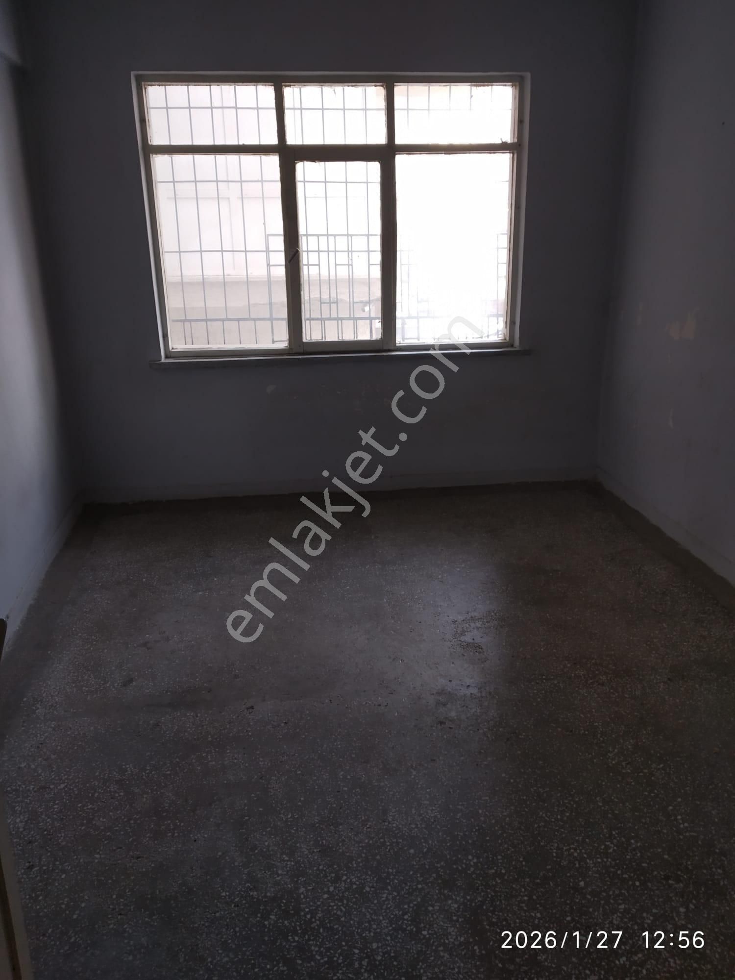 Demetevler Metrosuna Yakın, Giriş Kat, Arka Cephe, 3+1 Sobalı Kiralık Daire. - Görsel 3