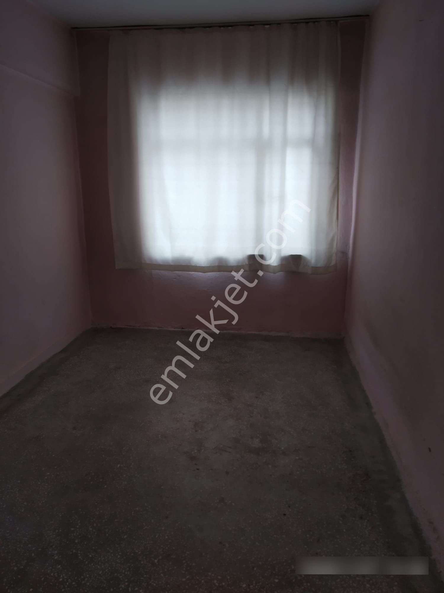 Demetevler Metrosuna Yakın, Giriş Kat, Arka Cephe, 3+1 Sobalı Kiralık Daire. - Görsel 4