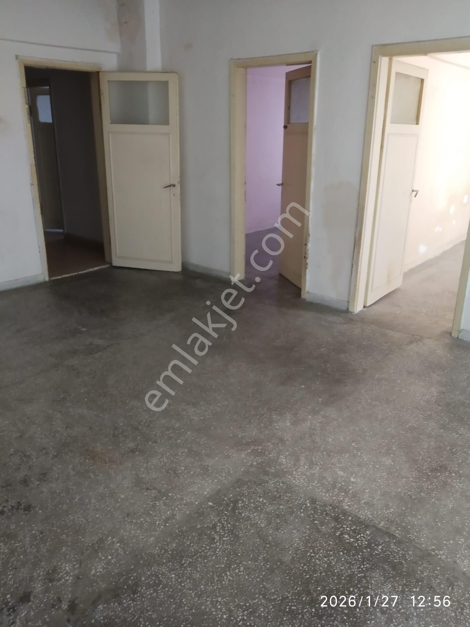 Demetevler Metrosuna Yakın, Giriş Kat, Arka Cephe, 3+1 Sobalı Kiralık Daire. - Görsel 2