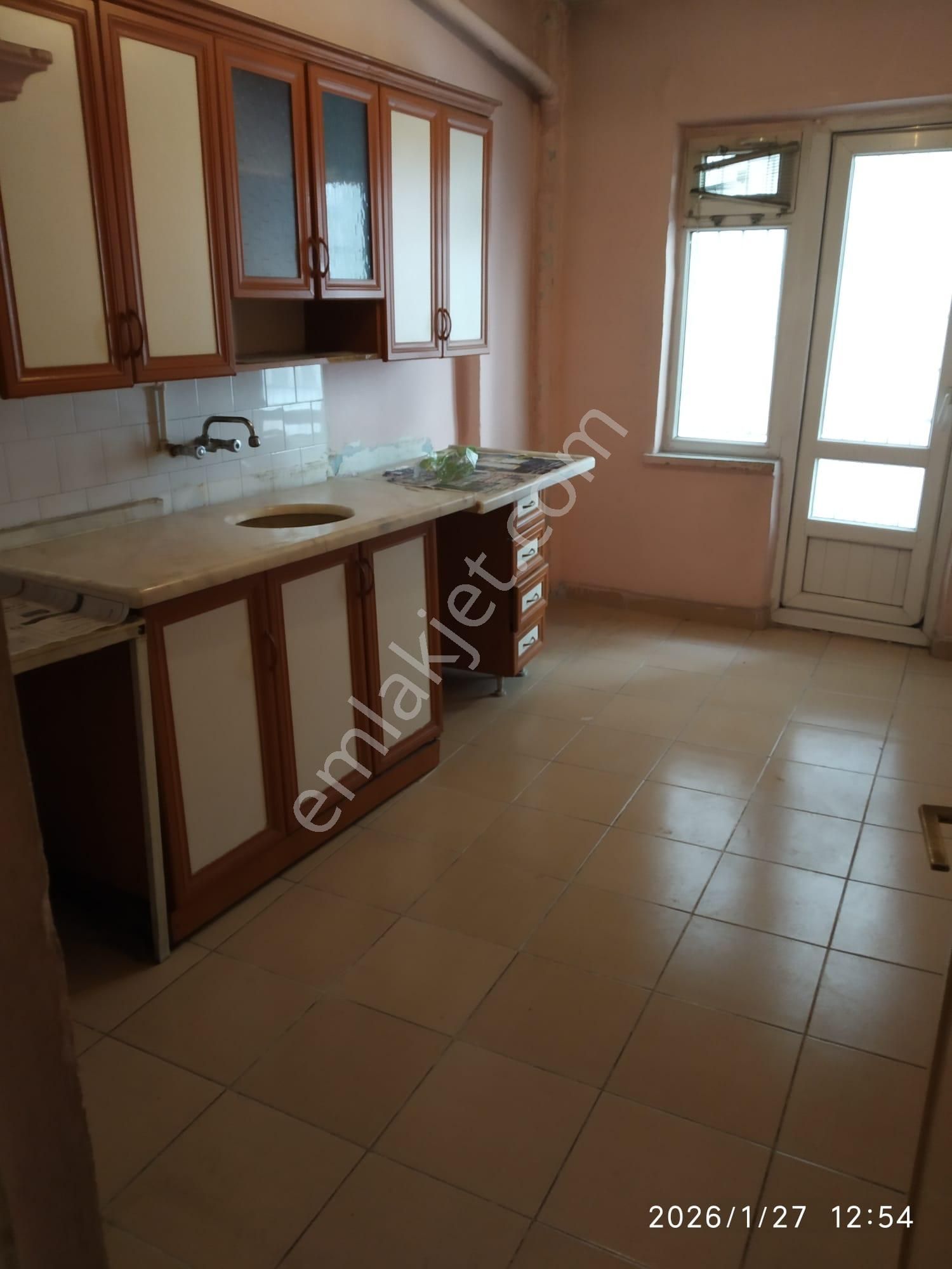 Demetevler Metrosuna Yakın, Giriş Kat, Arka Cephe, 3+1 Sobalı Kiralık Daire. - Görsel 8