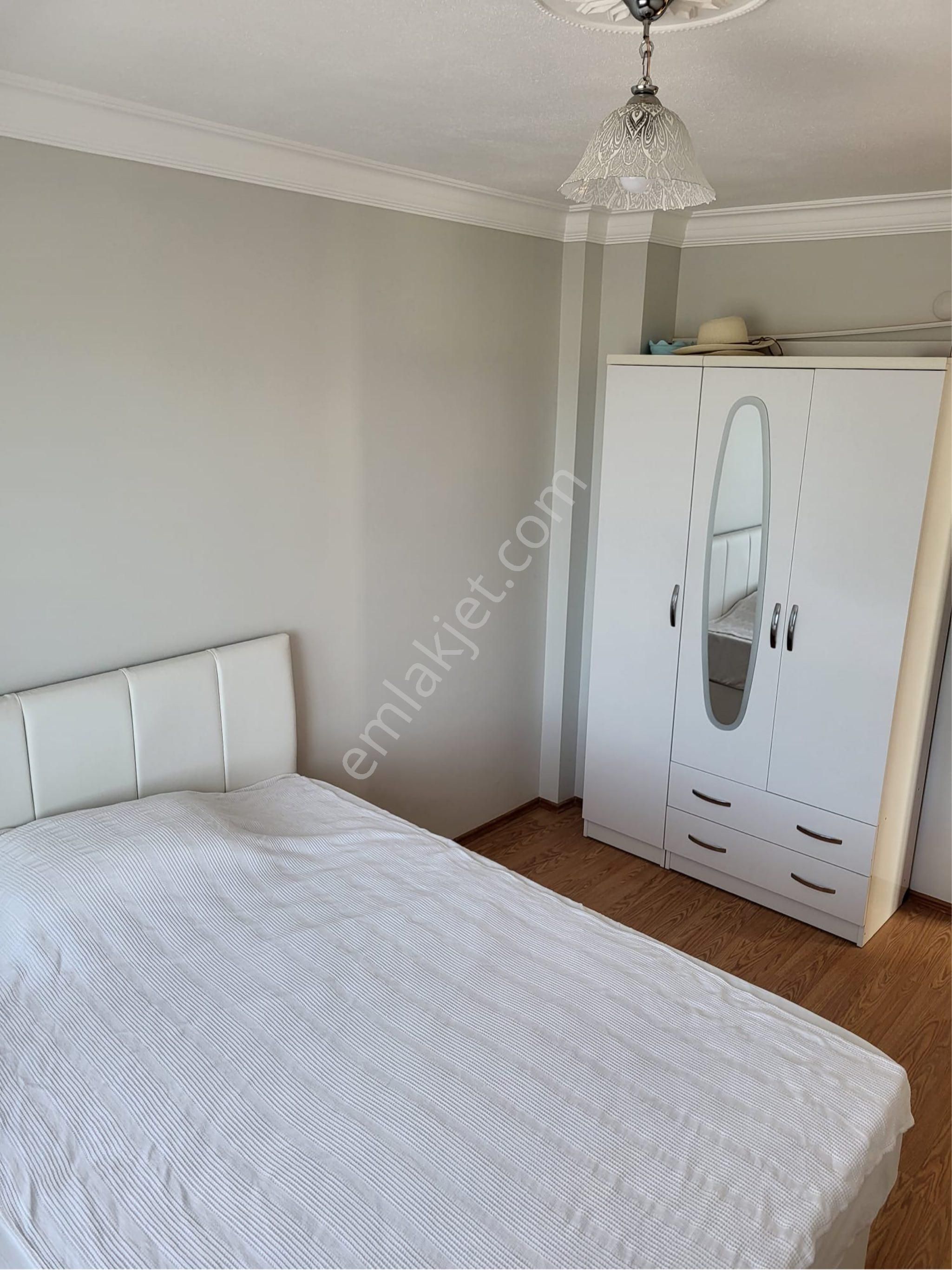 Kadınlar Denizinde Merkezi Konumda, 3 Tarafı Bahçeli Bakımlı 4+1 Yarı Triplex Satılık Villa - Görsel 9