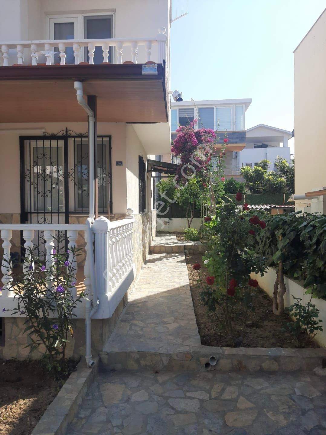 Kadınlar Denizinde Merkezi Konumda, 3 Tarafı Bahçeli Bakımlı 4+1 Yarı Triplex Satılık Villa - Görsel 23