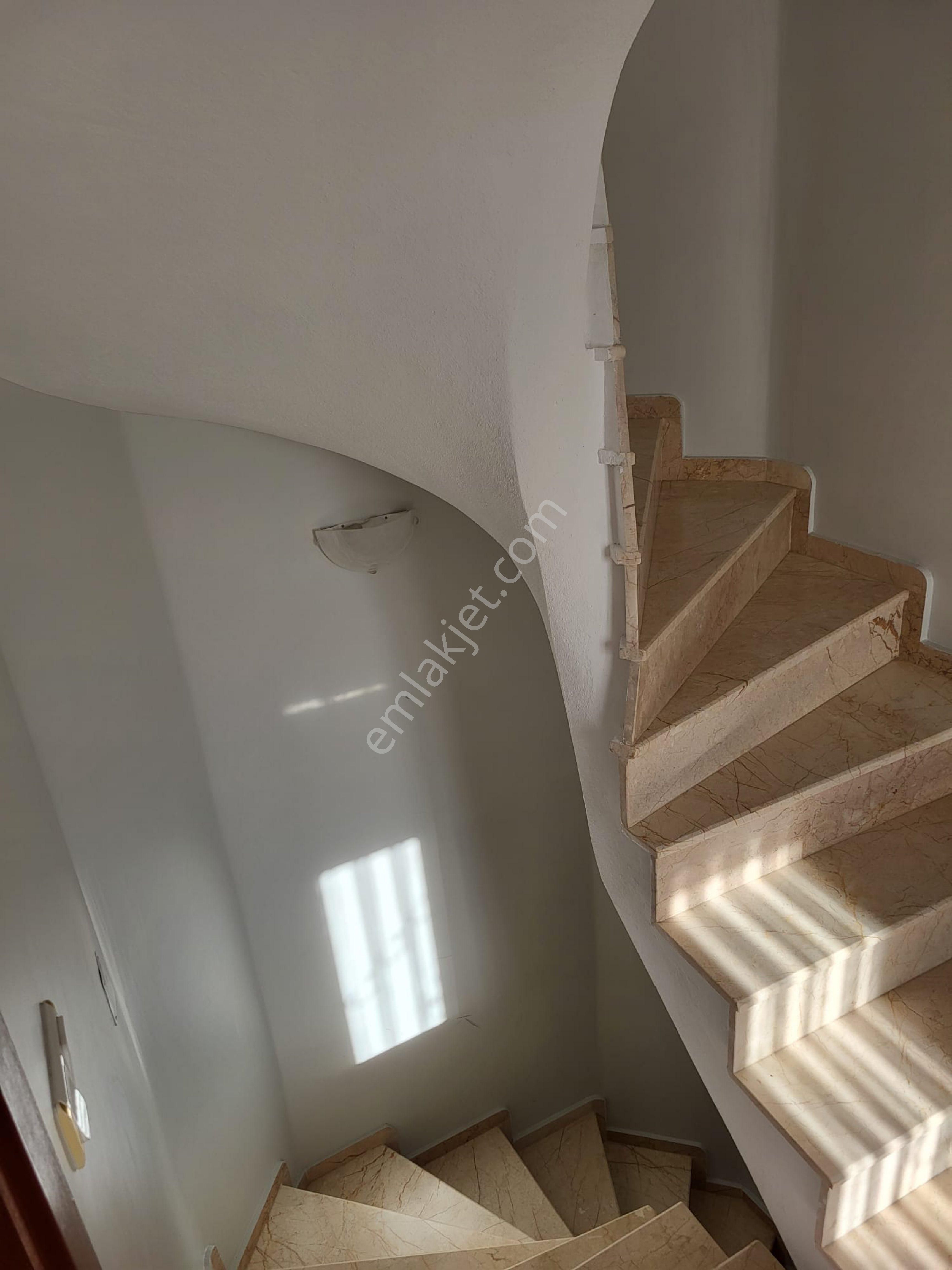 Kadınlar Denizinde Merkezi Konumda, 3 Tarafı Bahçeli Bakımlı 4+1 Yarı Triplex Satılık Villa - Görsel 11