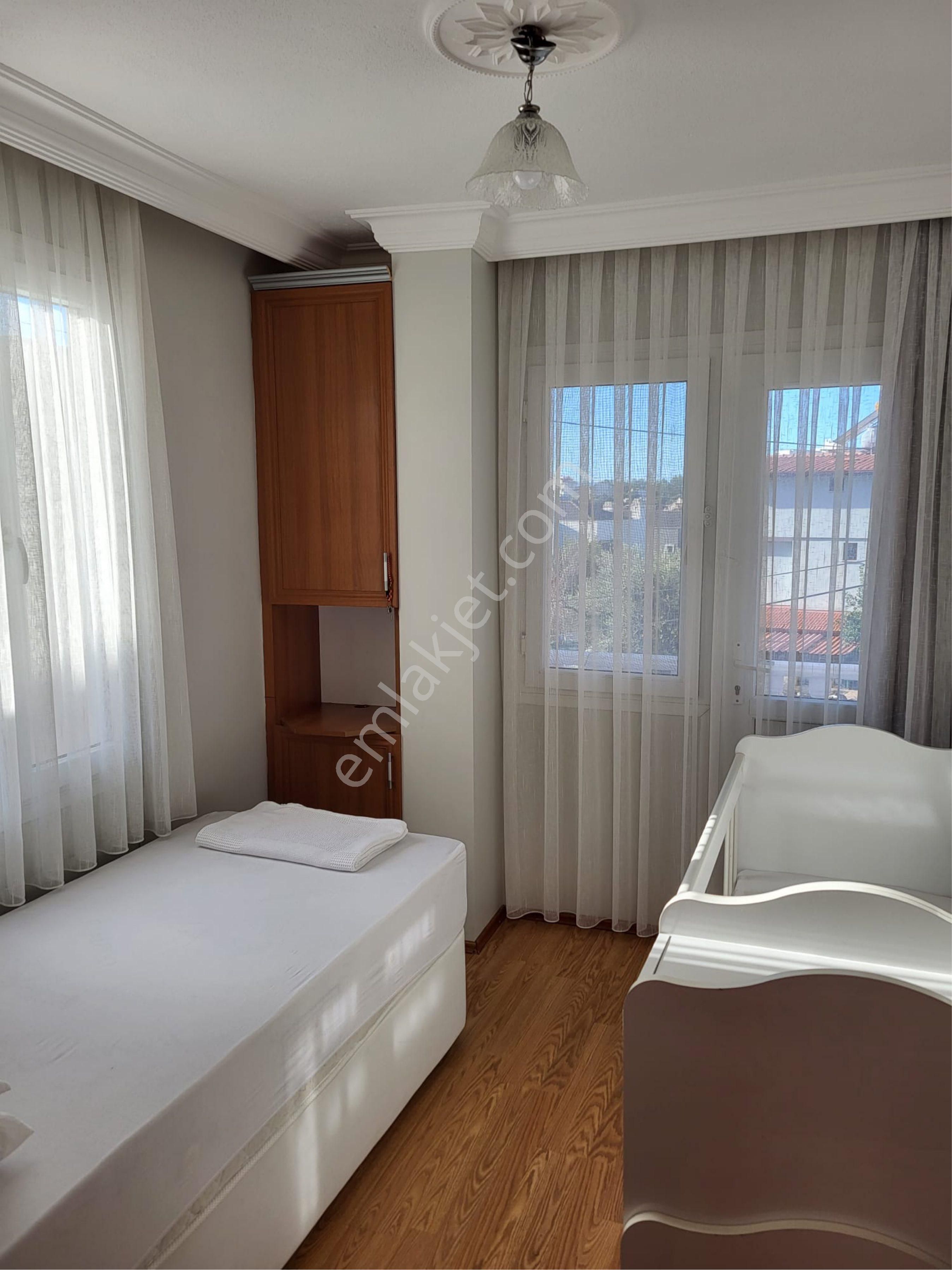 Kadınlar Denizinde Merkezi Konumda, 3 Tarafı Bahçeli Bakımlı 4+1 Yarı Triplex Satılık Villa - Görsel 7