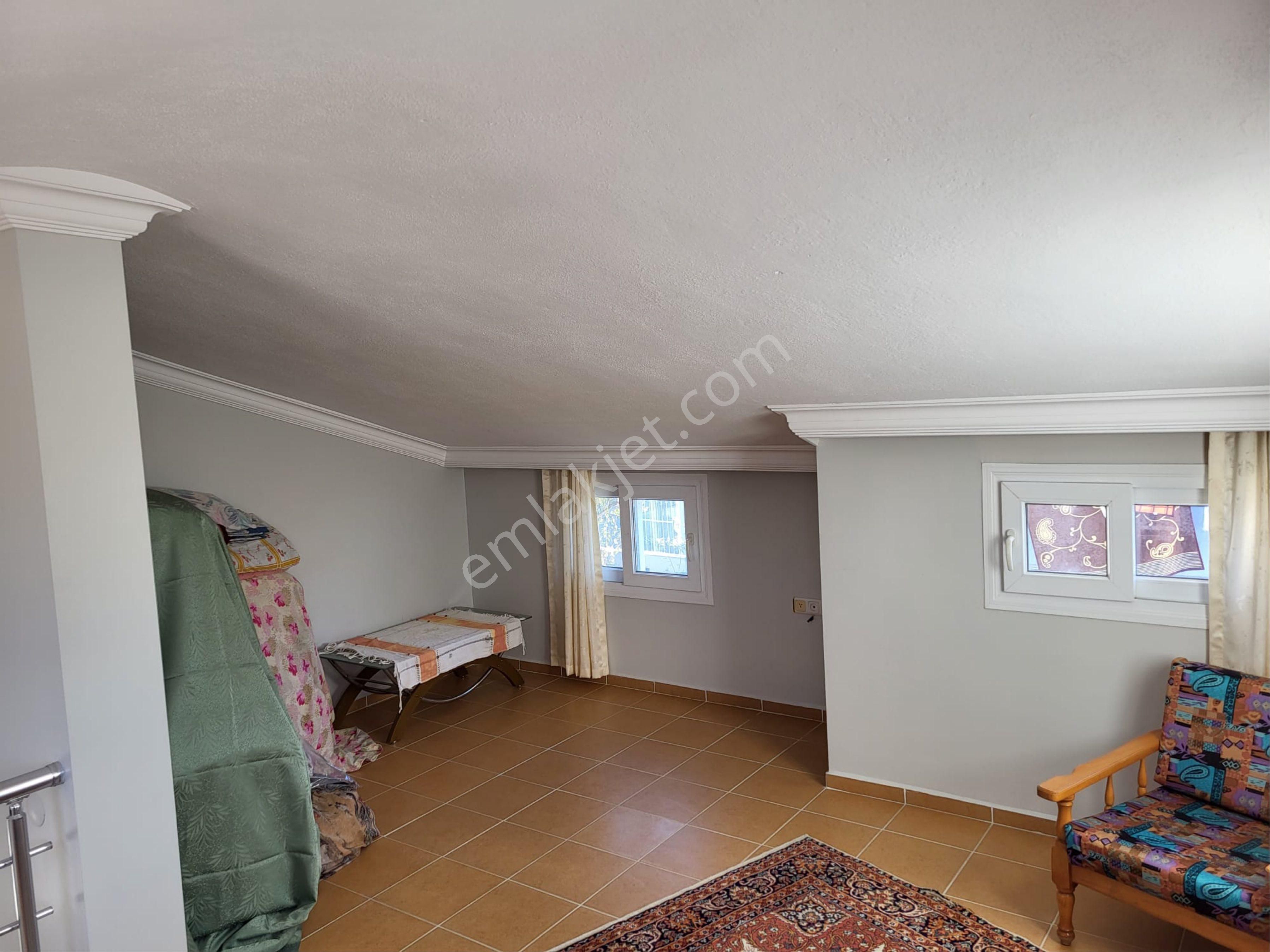 Kadınlar Denizinde Merkezi Konumda, 3 Tarafı Bahçeli Bakımlı 4+1 Yarı Triplex Satılık Villa - Görsel 12