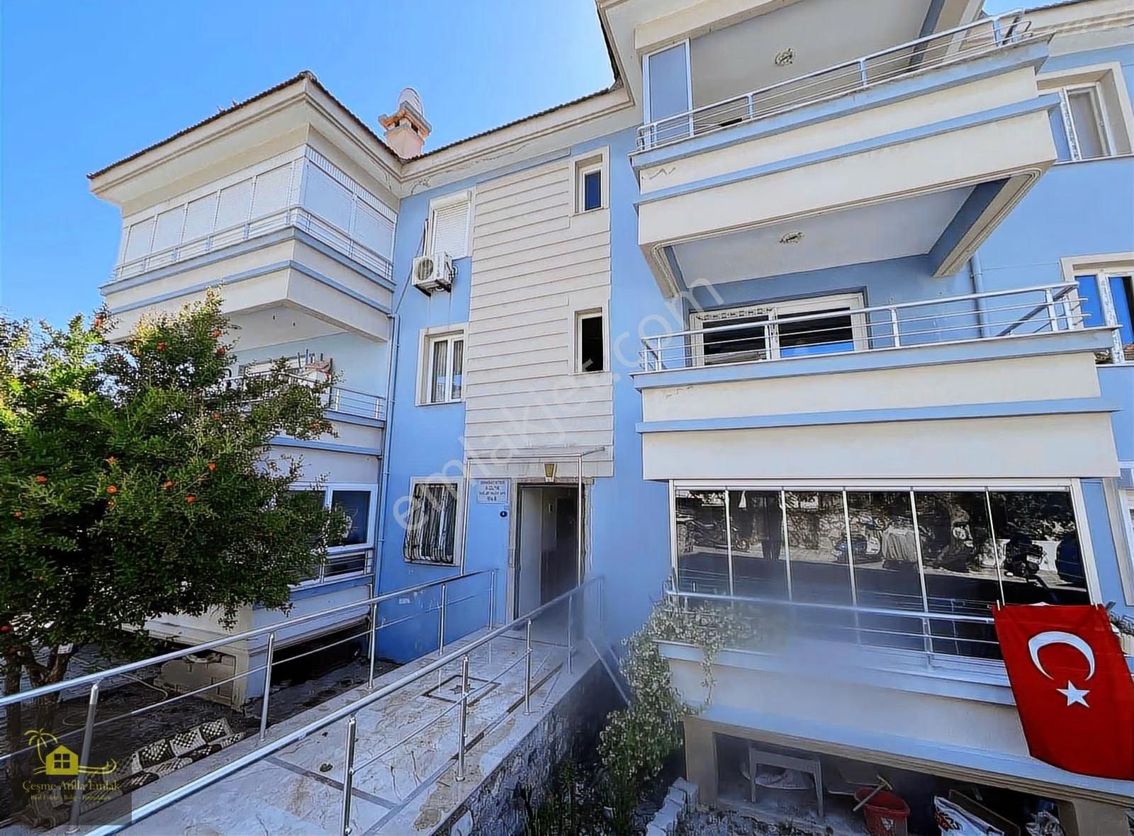 Çeşme'de Yıllık Kiralık Ay Ödemeli 3+1 Boş Ara Kat Daire