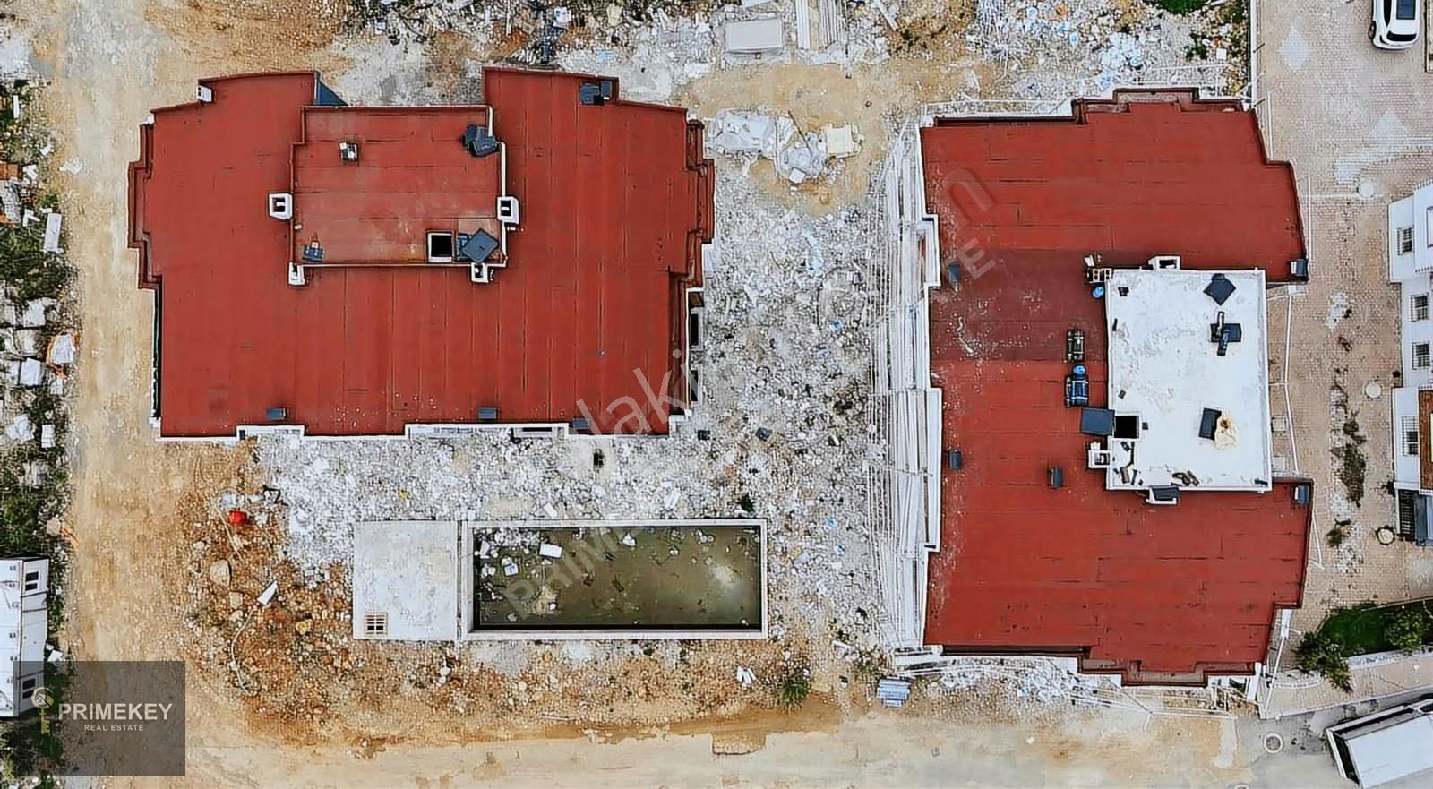 Göksu Mah. Cadde Yakını Site İçi Havuzlu Katta 1+1 Satılık Daire